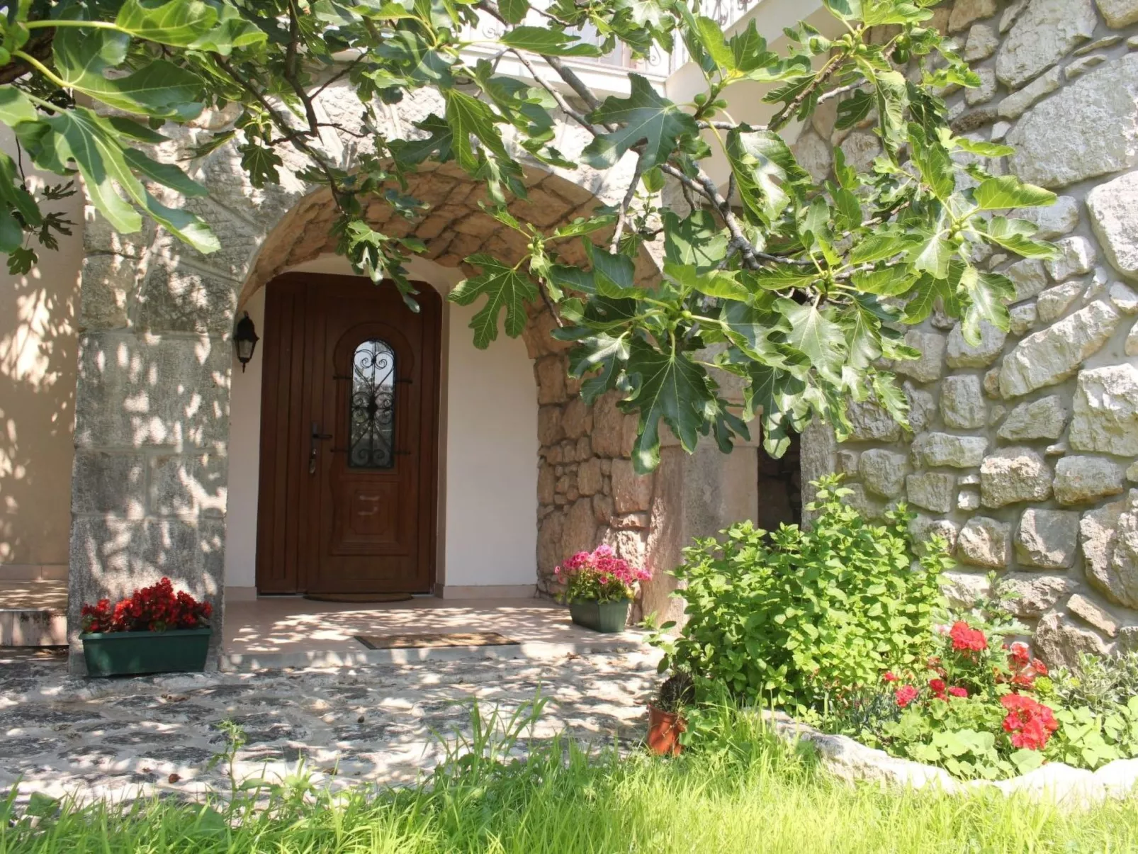 Geräumige Villa mit drei Schlafzimmern und einem ruhigen Garten-Inside