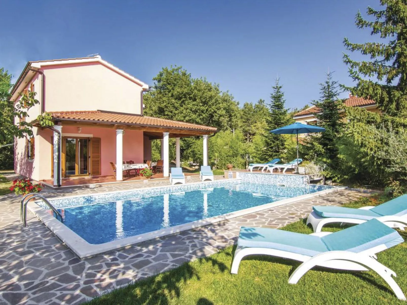 Valmonida mit Pool-Drinnen