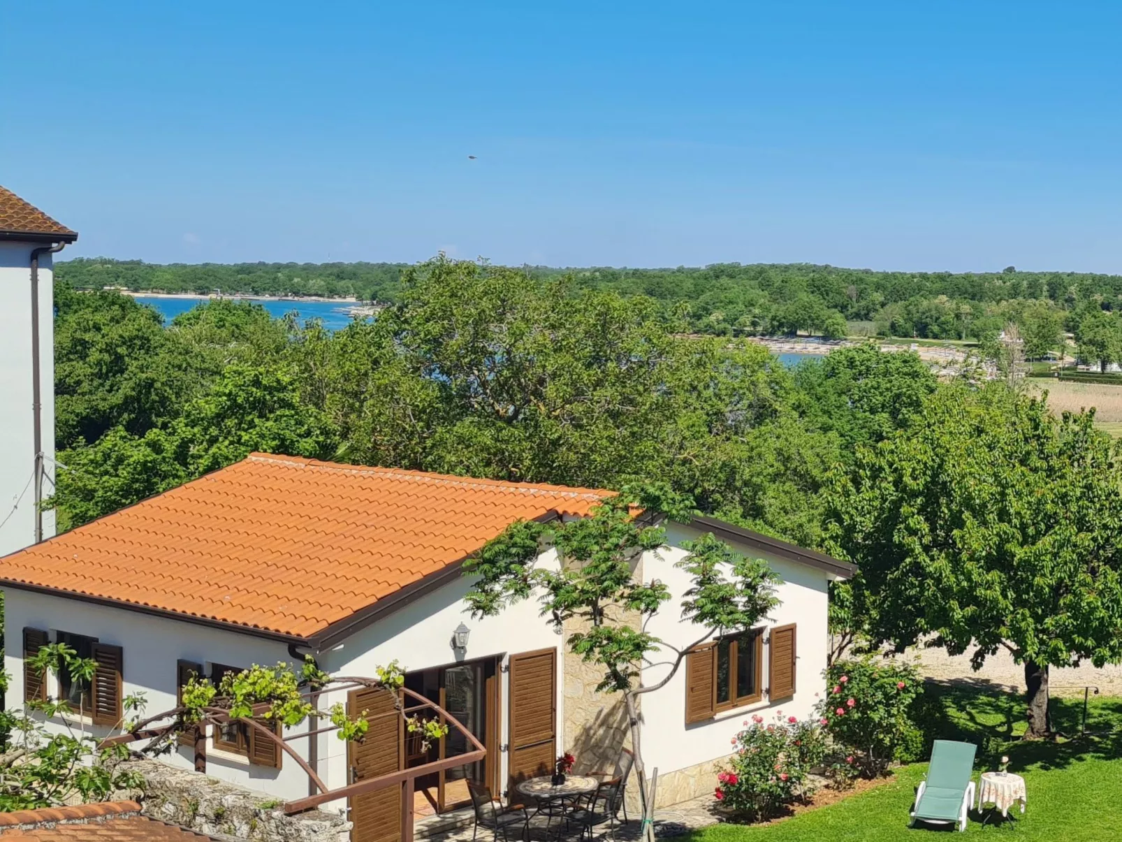 Freistehender Bungalow Perla mit Garten und Grill-Draußen