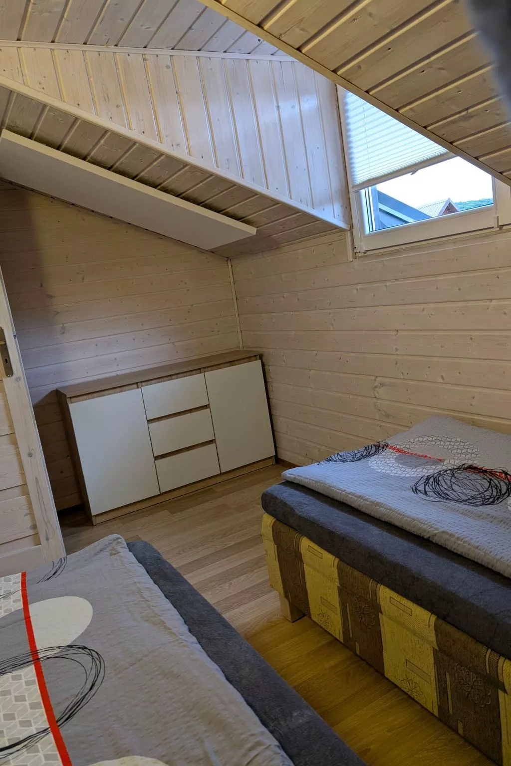 Trebor"-Häuser in einem eingezäunten Gebiet-Dedans