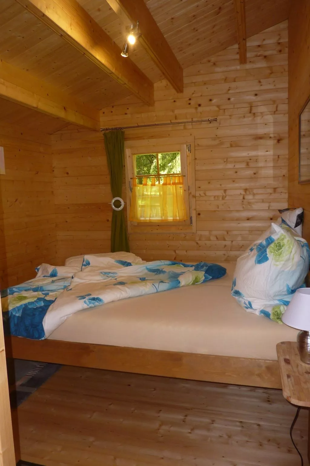 Holz-Blockhaus für vier Personen mit Terrasse-Dedans