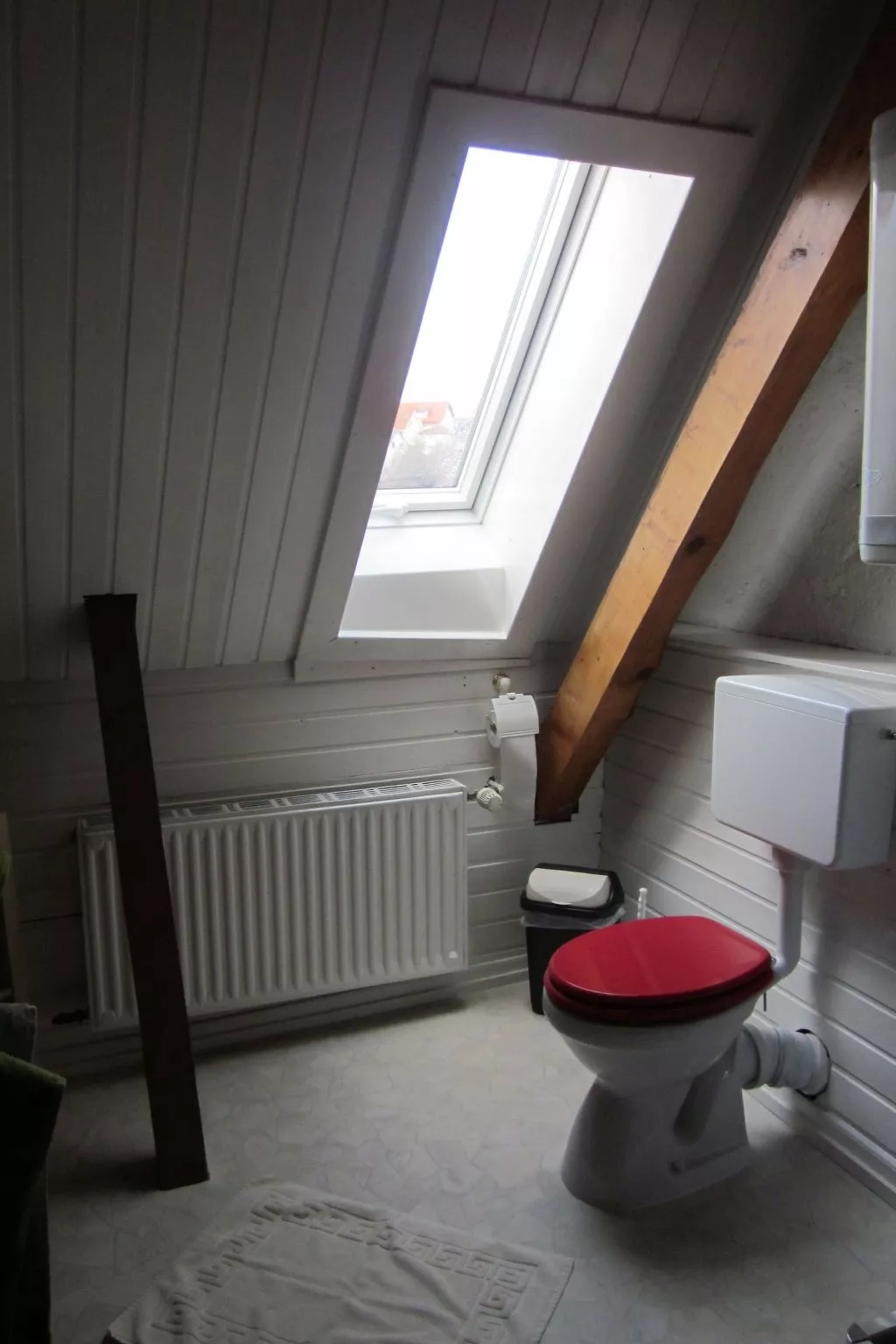 Dachgeschosswohnung mit Gartennutzung-Inside