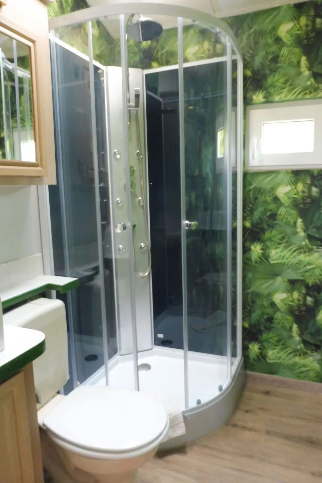 Mit Blick auf das Wasser-Drinnen