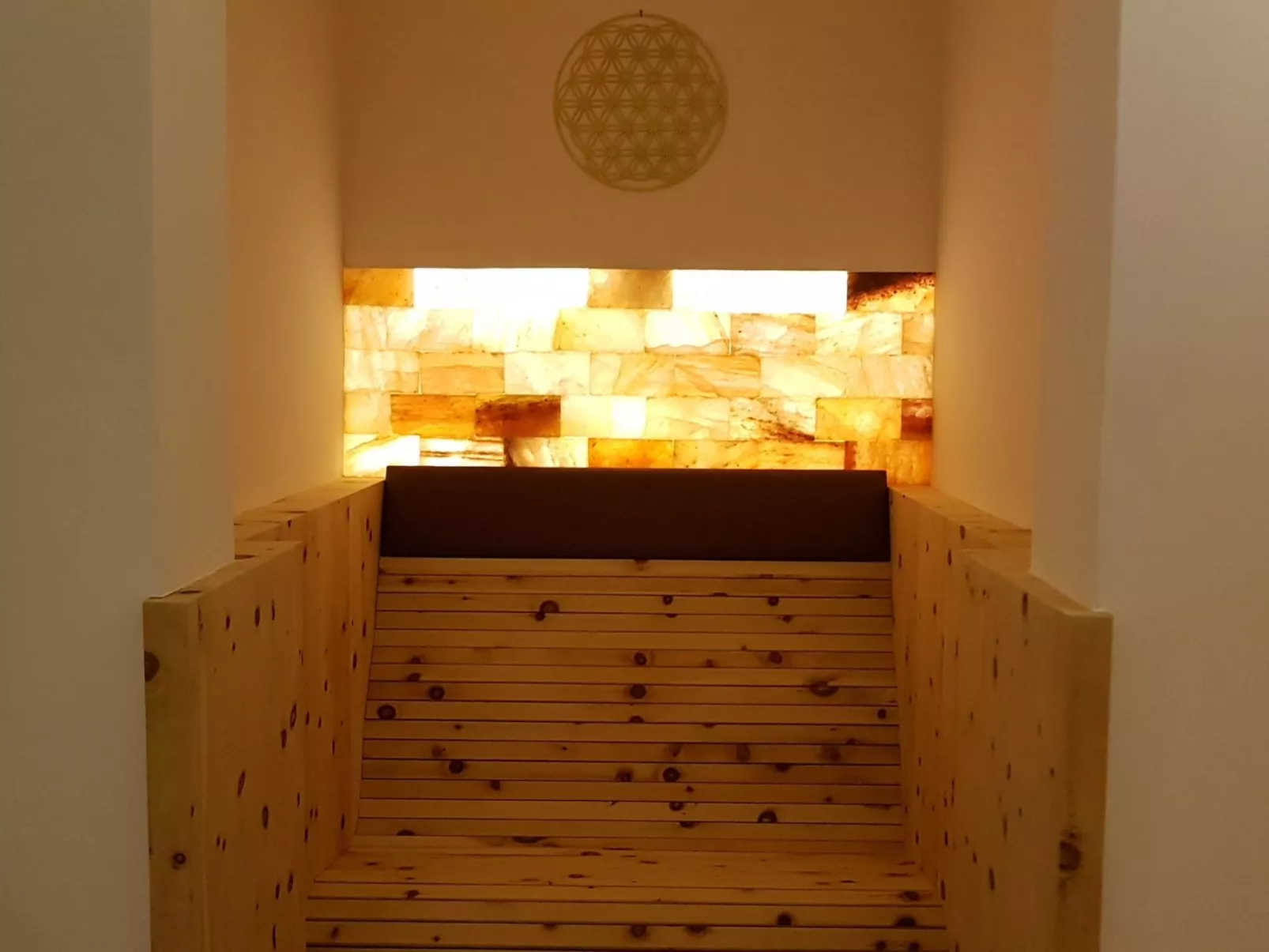 Mit Gemeinschaftspool und Terrasse-Drinnen