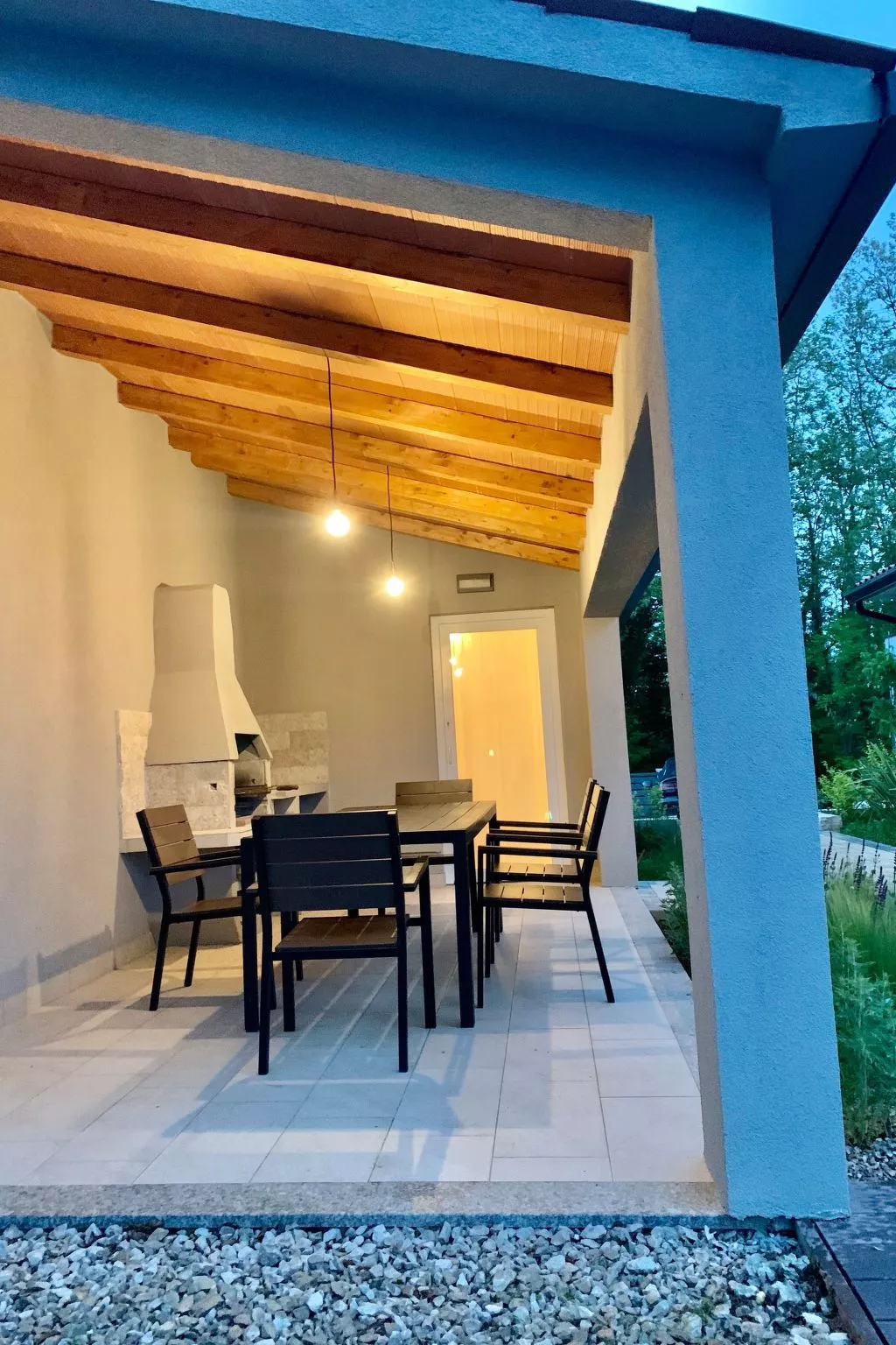 Charmante Villa mit gepflegtem Garten und beheiztem Pool-Outside