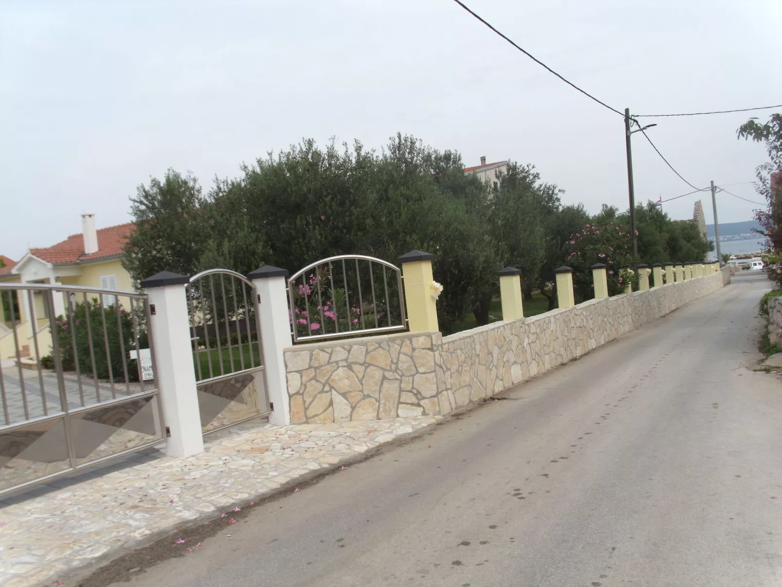 Modernes Ferienhaus in Dobropoljana mit Terrasse, Garten und Grill-Outside