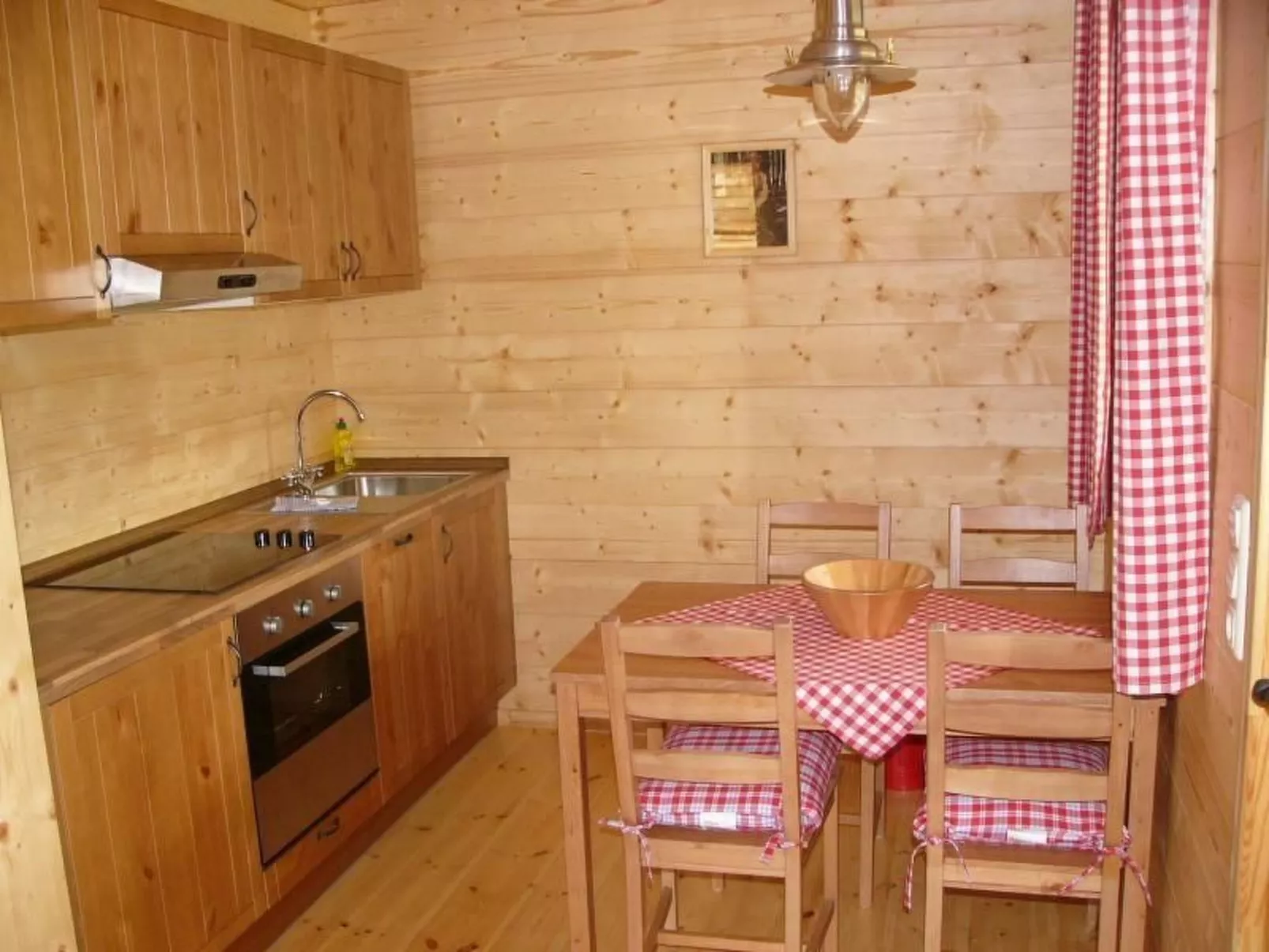 Rustikales Holzferienhaus mit großer Terrasse-Inside