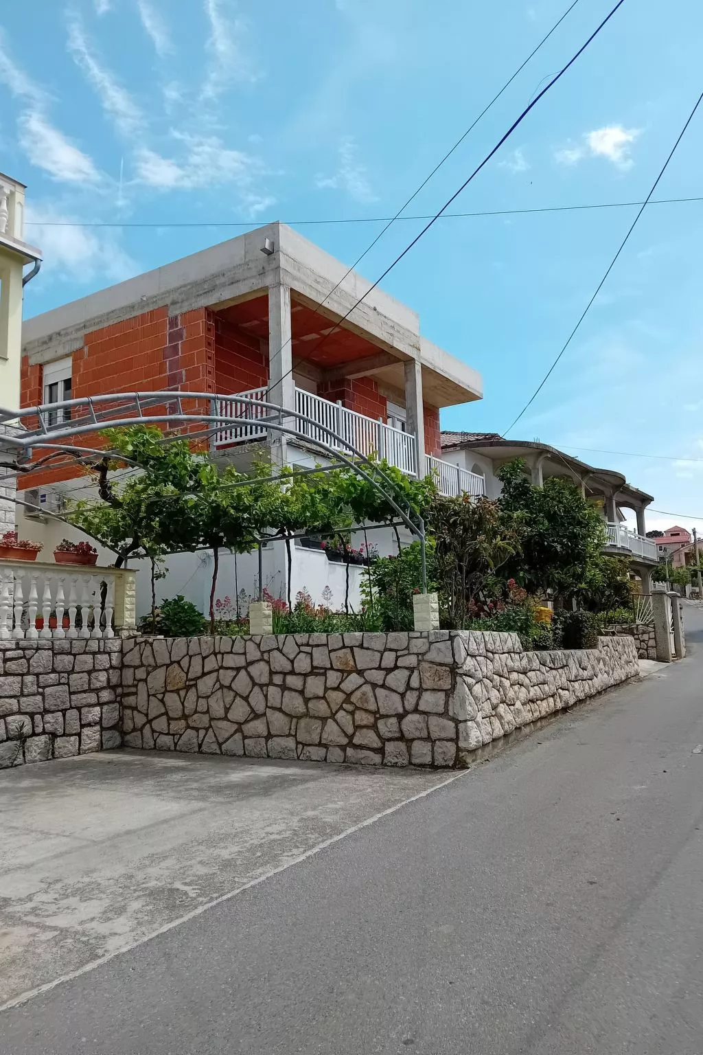 Delfa Pećarina-Inside