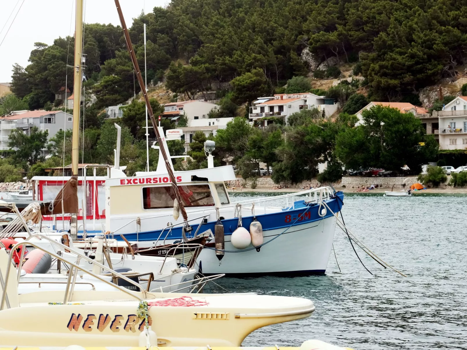 Große Ferienwohnung in Duće mit Privatem Balkon und Meerblick-Outside