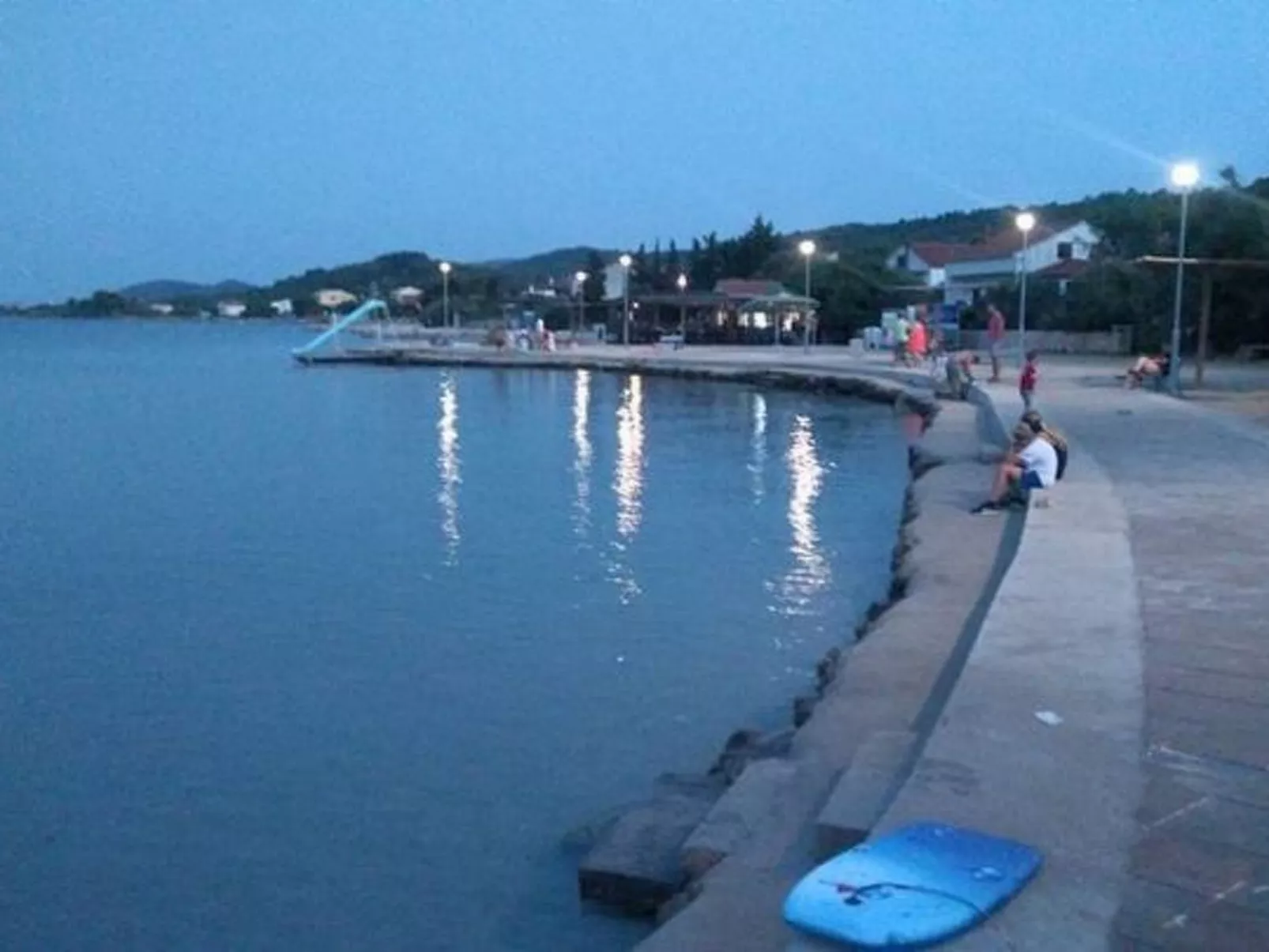 Für sechs Personen mit Terrasse im Erdgeschoss gelegen-Outside