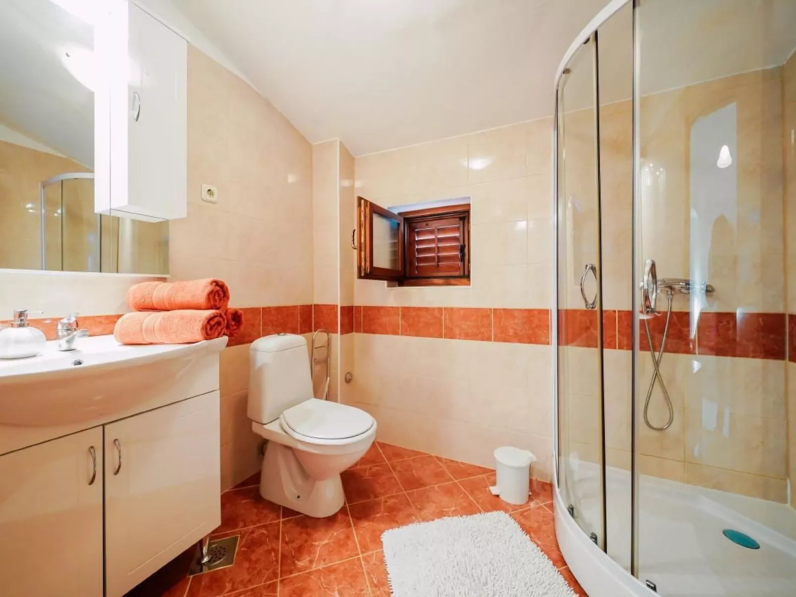 Wohnung mit Whirlpool-Drinnen