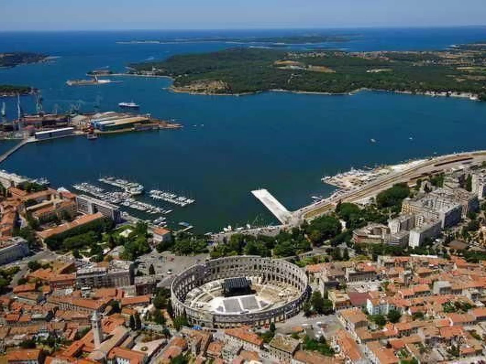 "Jela" mit Terrasse-Outside