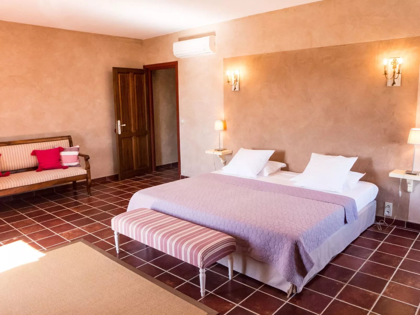 2 hochwertige Mas mit privatem Pool und Blick auf die Landschaft-Drinnen