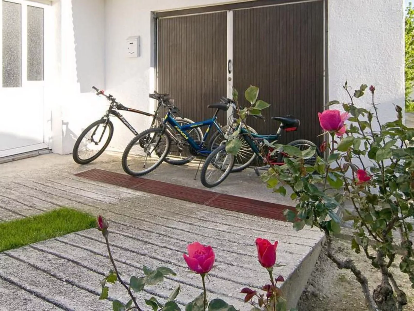 Mit Privatparkplatz-Draußen