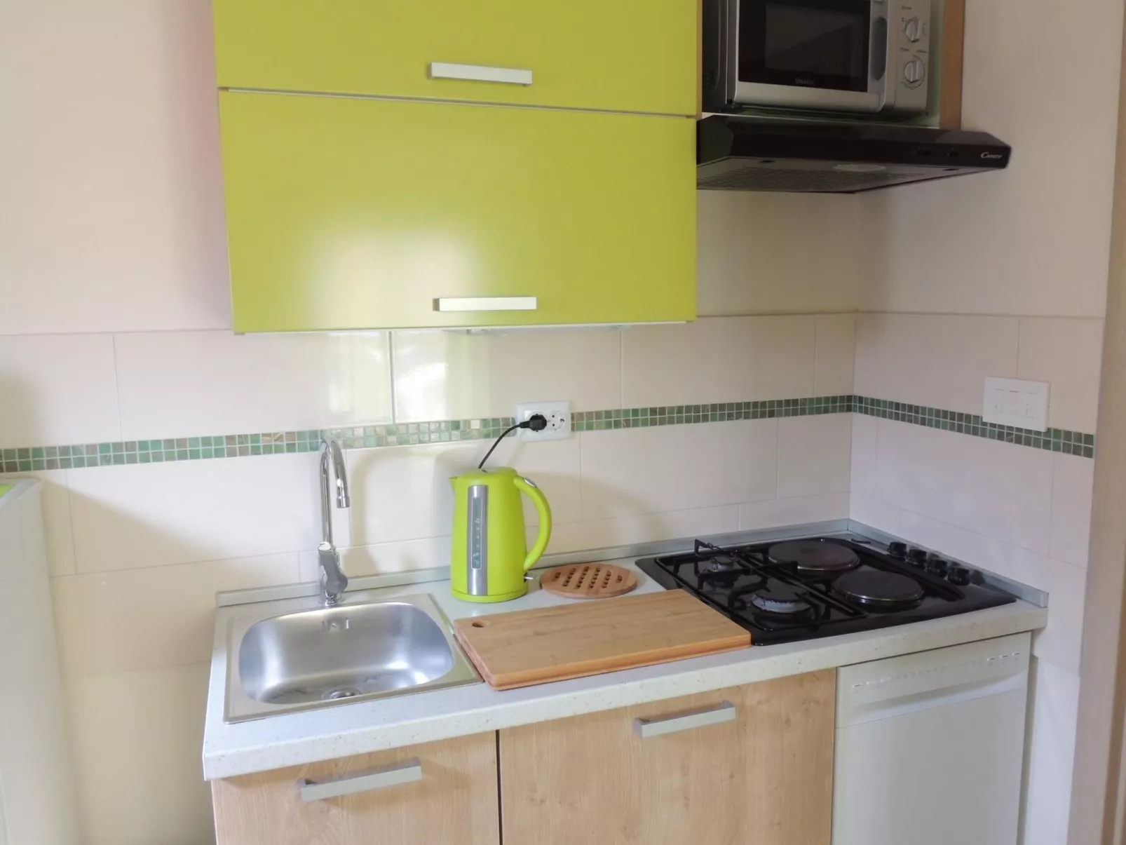 "Denona" mit Blick auf das Wasser-Drinnen