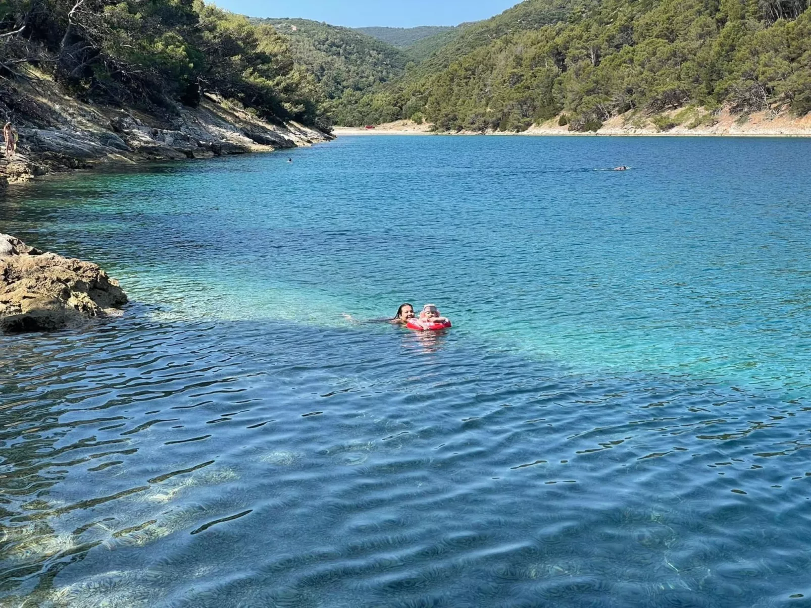 Hütte "Moj mir" mit Blick auf das Wasser-Image-tags.info
