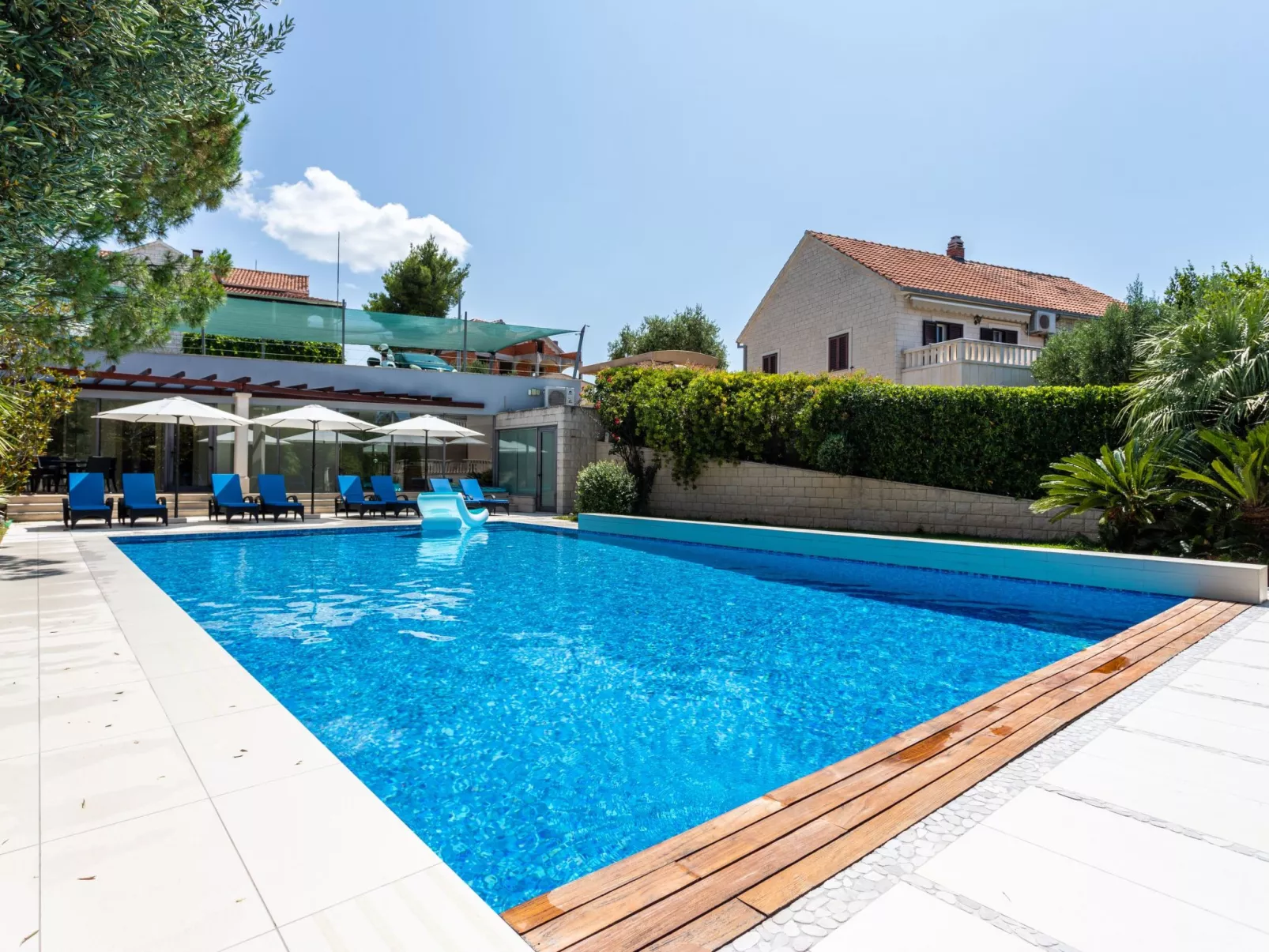 Große Ferienwohnung mit Pool, Garten und Terrasse-Outside