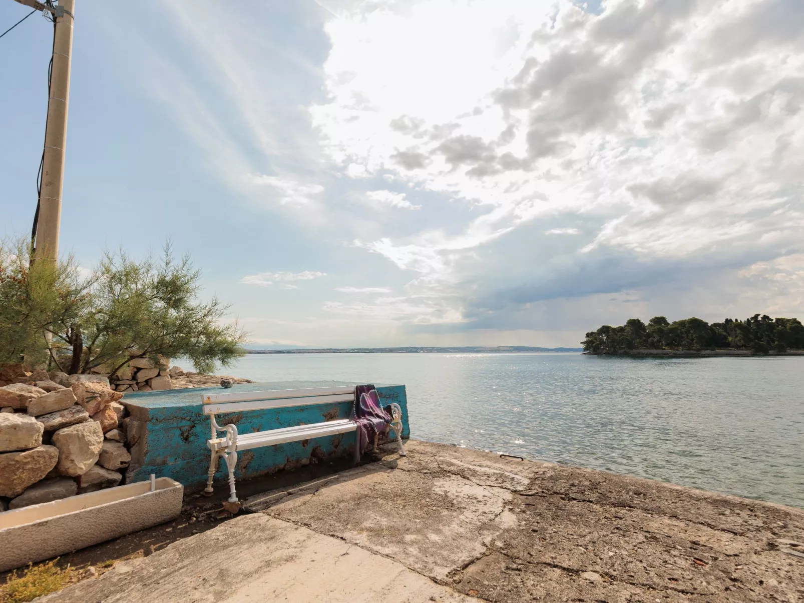 Traditionelles Steinhaus am Meer in Preko-Draußen