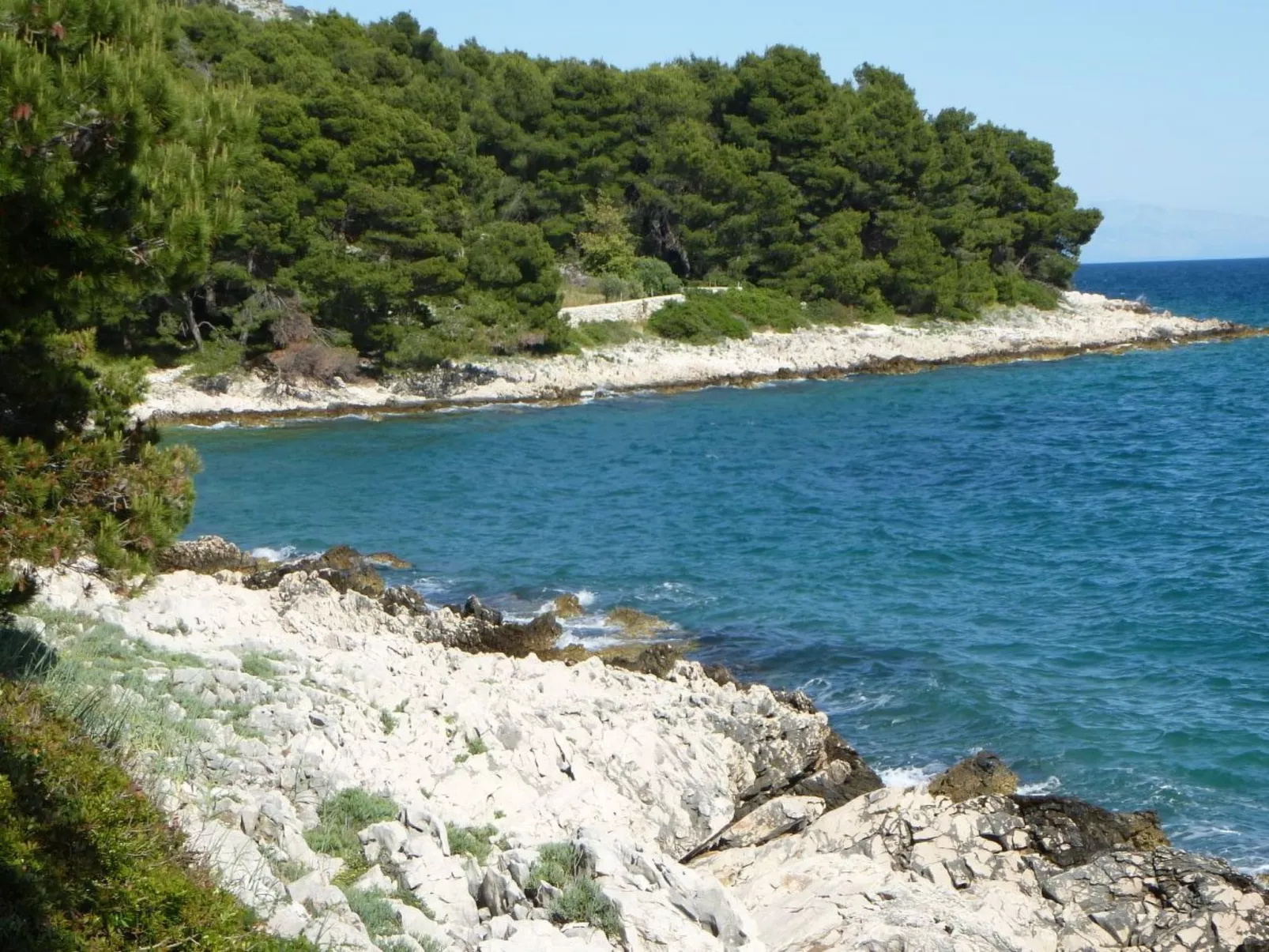 Klimatisierte Ferienwohnung in Okrug Gornji mit Gepflegtem Garten und Seeblick-Outside