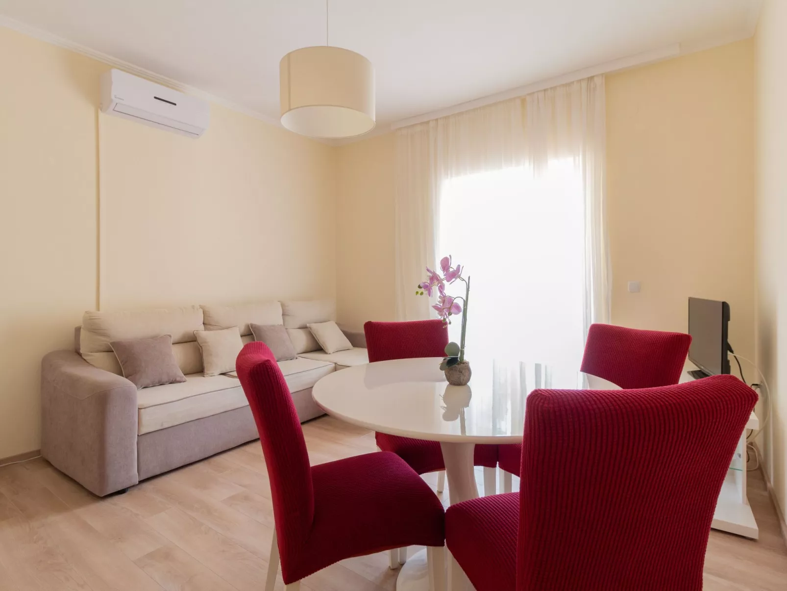 Wohnung mit Blick auf das Wasser-Drinnen