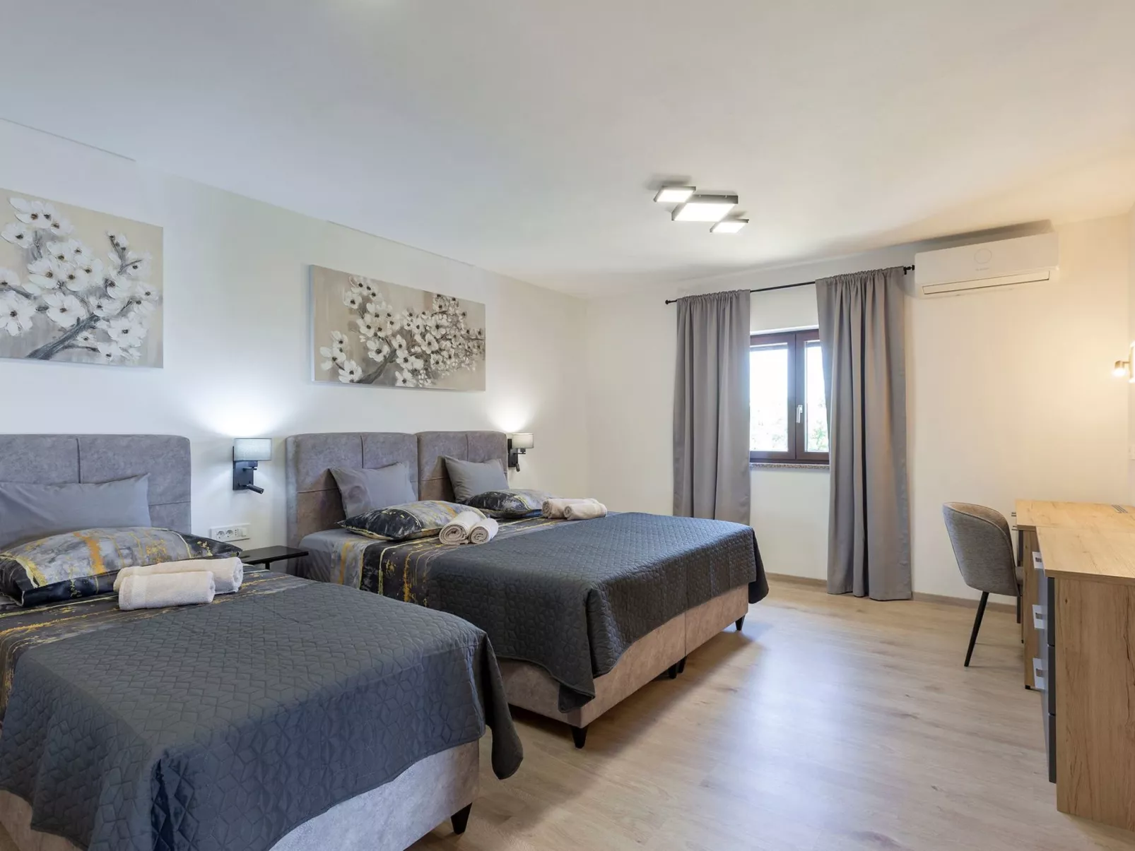 "Luxuriöse App. mit Pool"-Drinnen