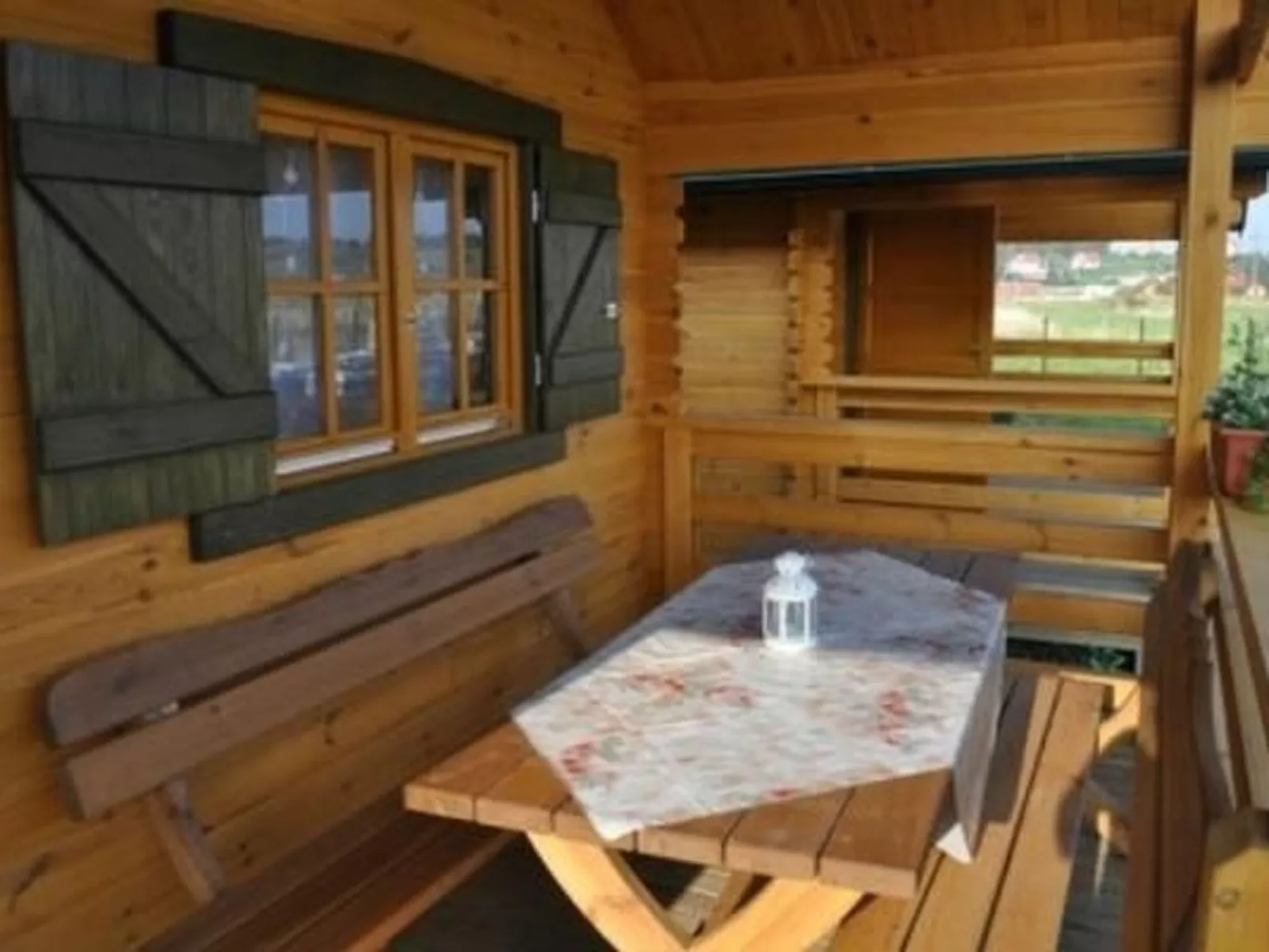 Gemütliches Holzferienhaus mit Grill und Garten-Inside