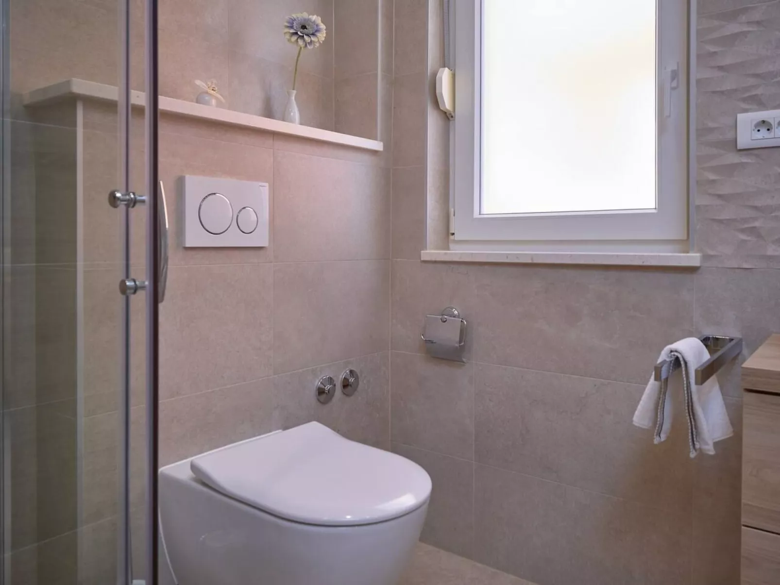 M Ganze Etage in einem geräumigen Haus mit Pool-Inside