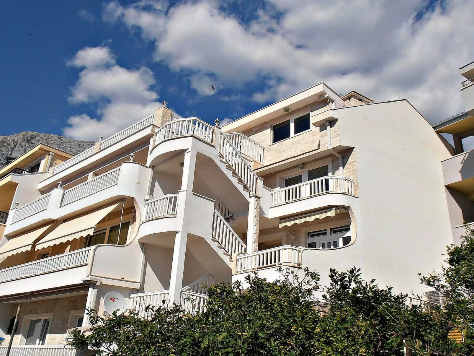 Mit Blick auf das Wasser-Inside