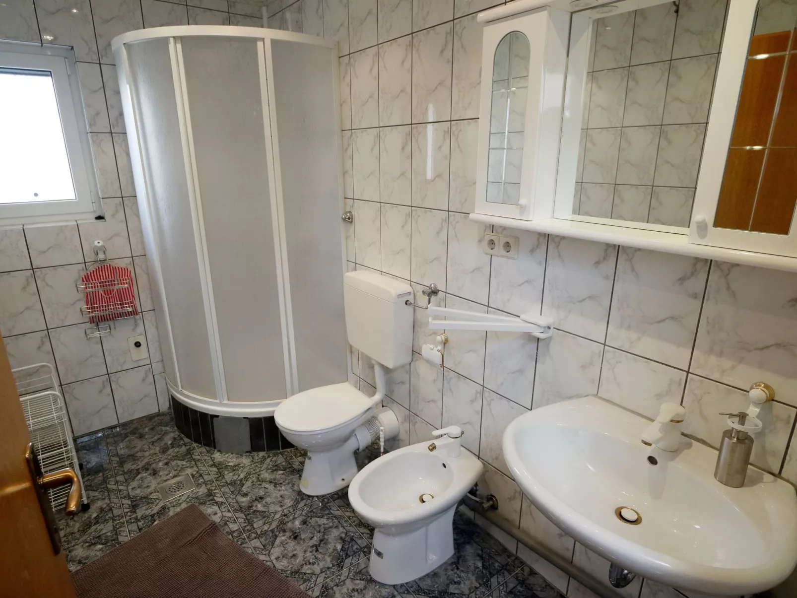 Für sechs Personen mit Terrasse-Drinnen