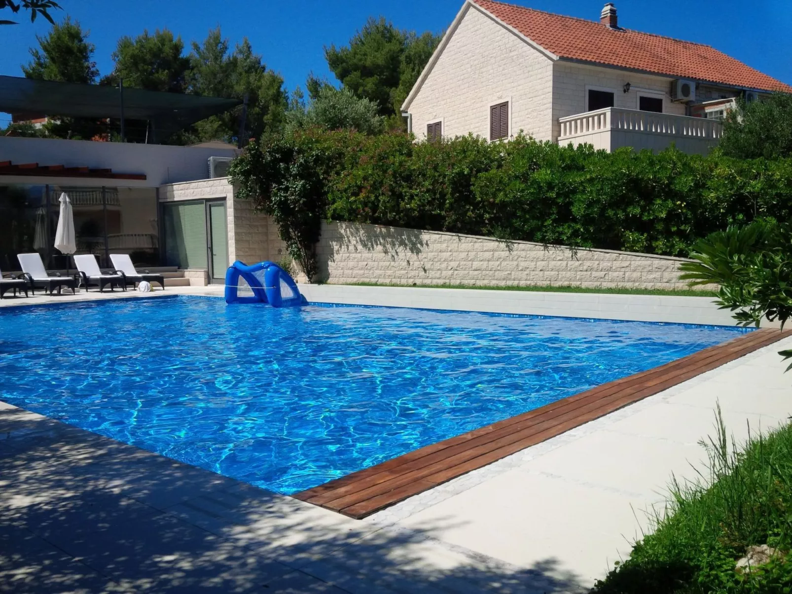 Luxuriöse Ferienwohnung mit Poolblick-Outside