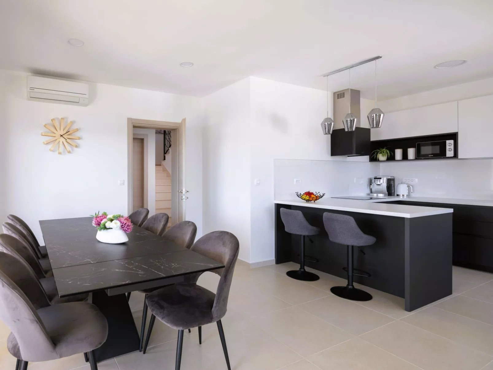 Luxuriöse Villa Dolce Vita direkt am Meer mit privatem Pool und Parkplatz-Drinnen