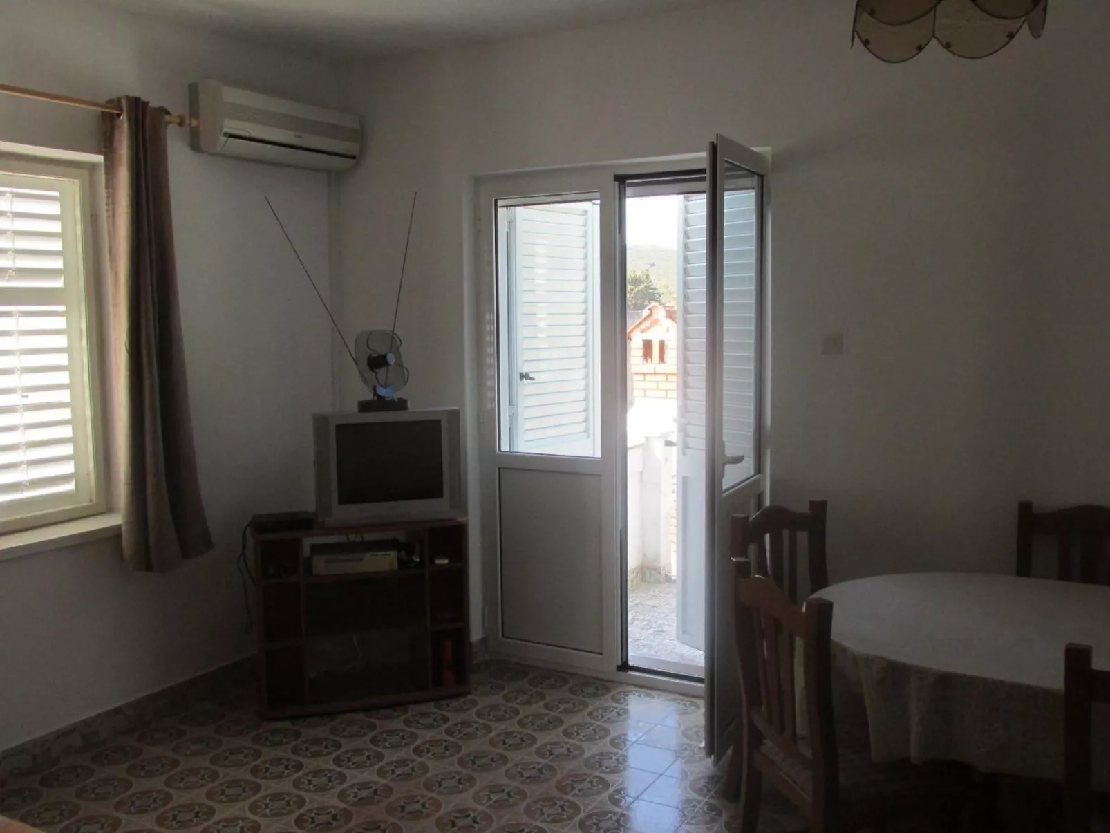 Haus in Ugljan mit Terrasse, Garten und Barbecue-Dedans