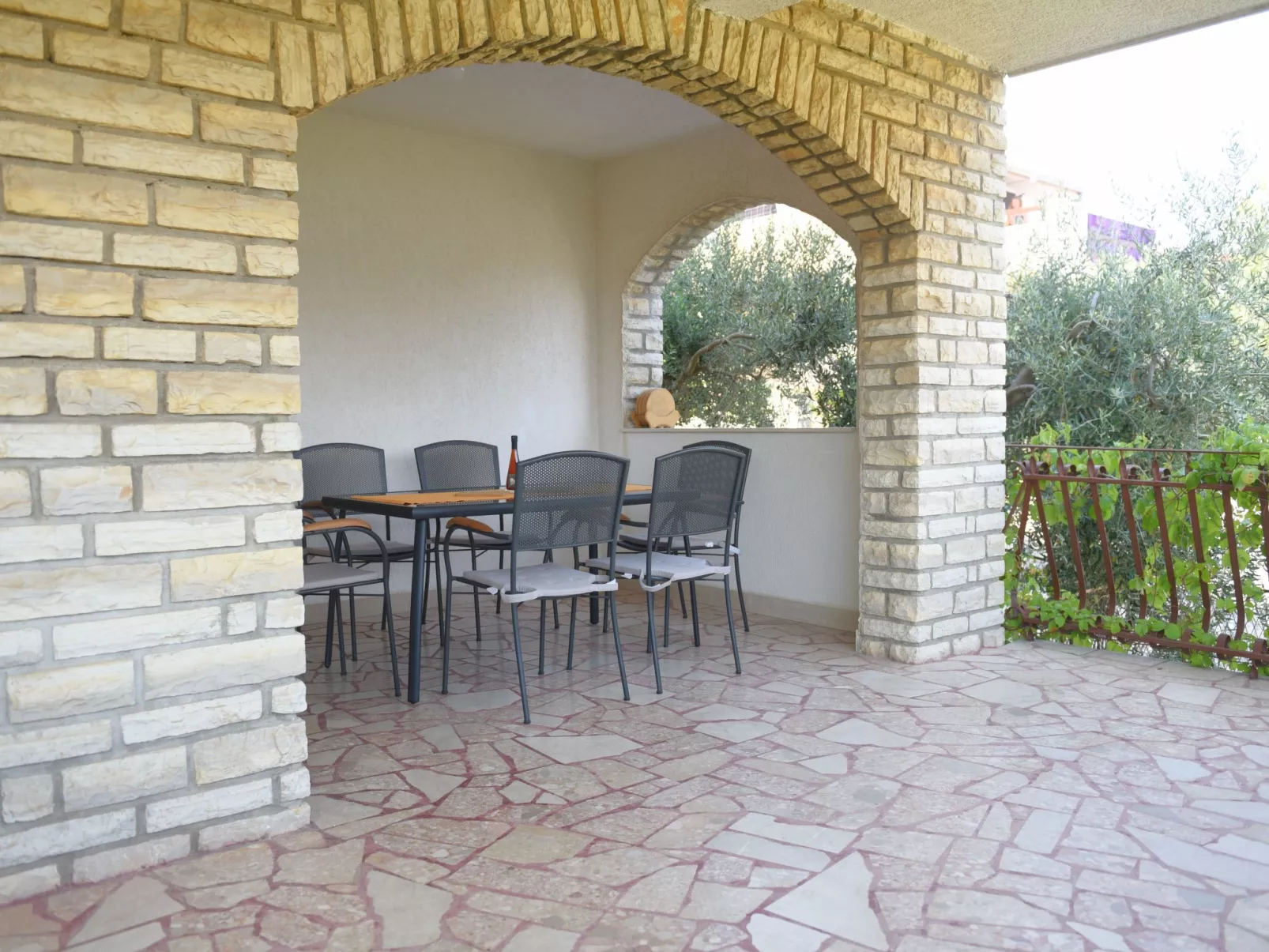 "Mladen" mit Blick auf das Wasser-Outside