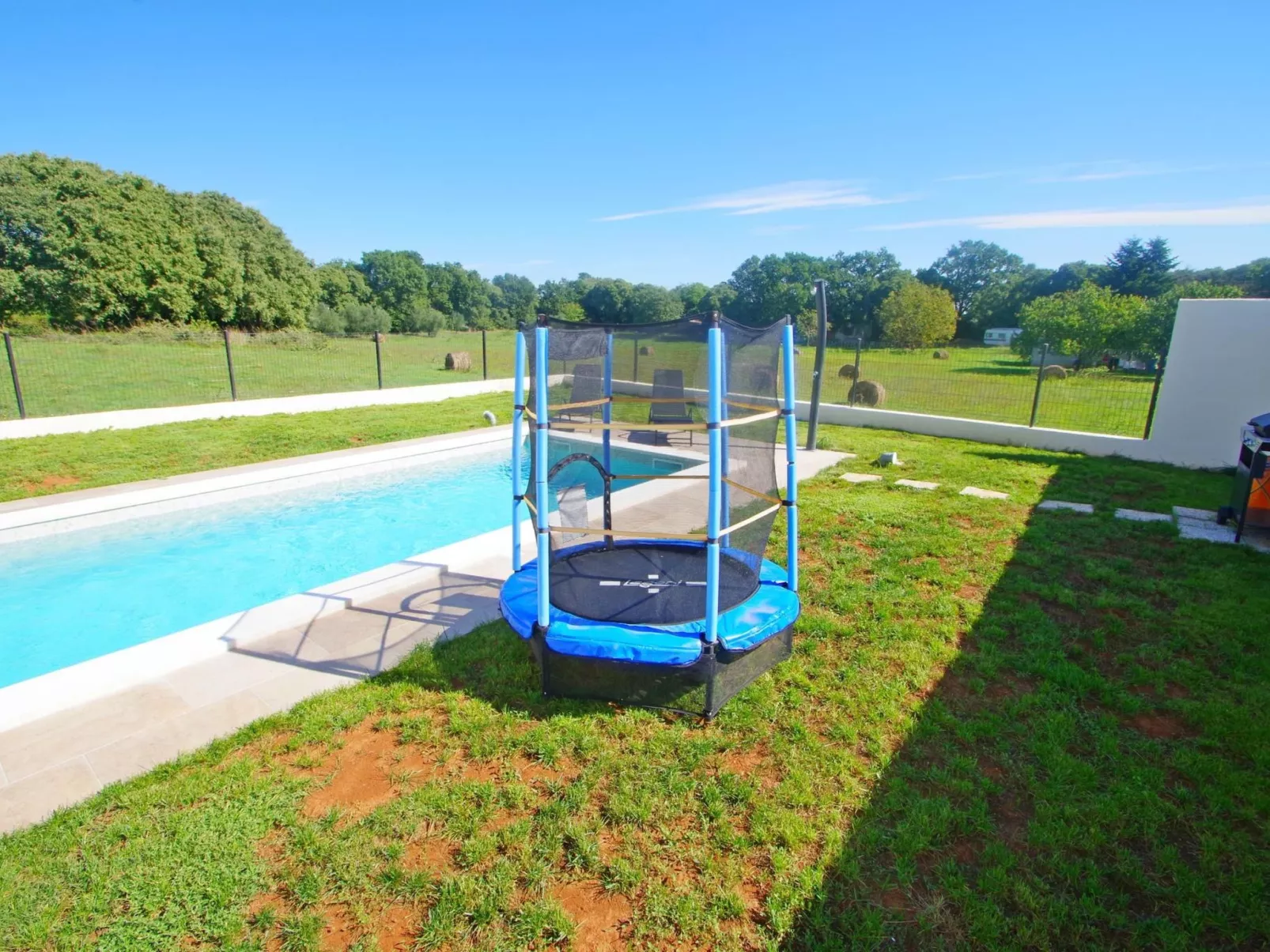 Mit privatem Pool, Dorf Šišan-Draußen