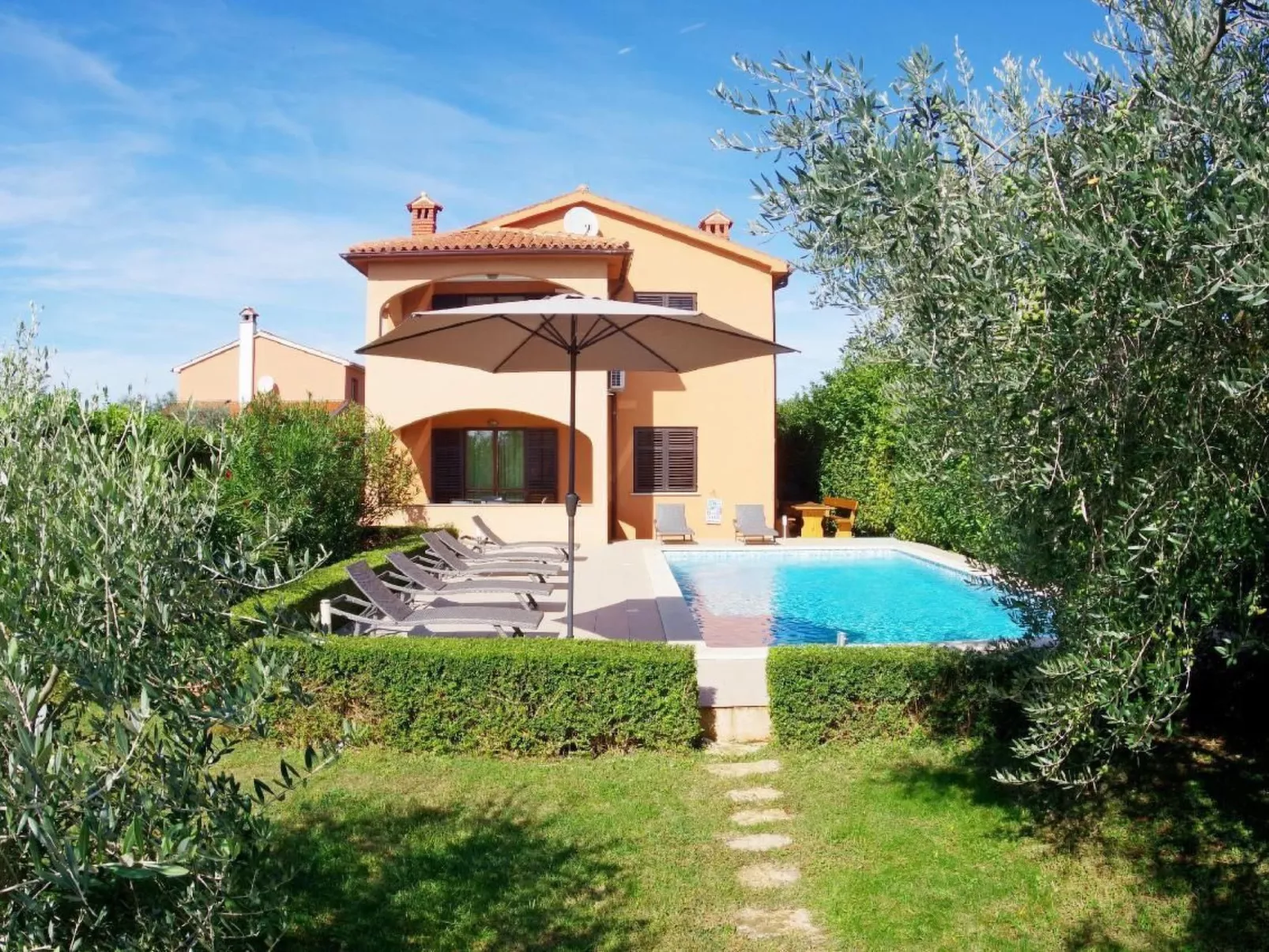 Mit privatem Pool und Garten-Image-tags.info