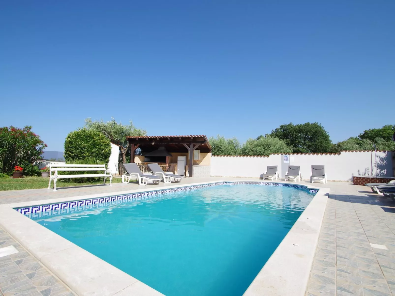 In Banjole mit Gemeinschaftspool-Outside