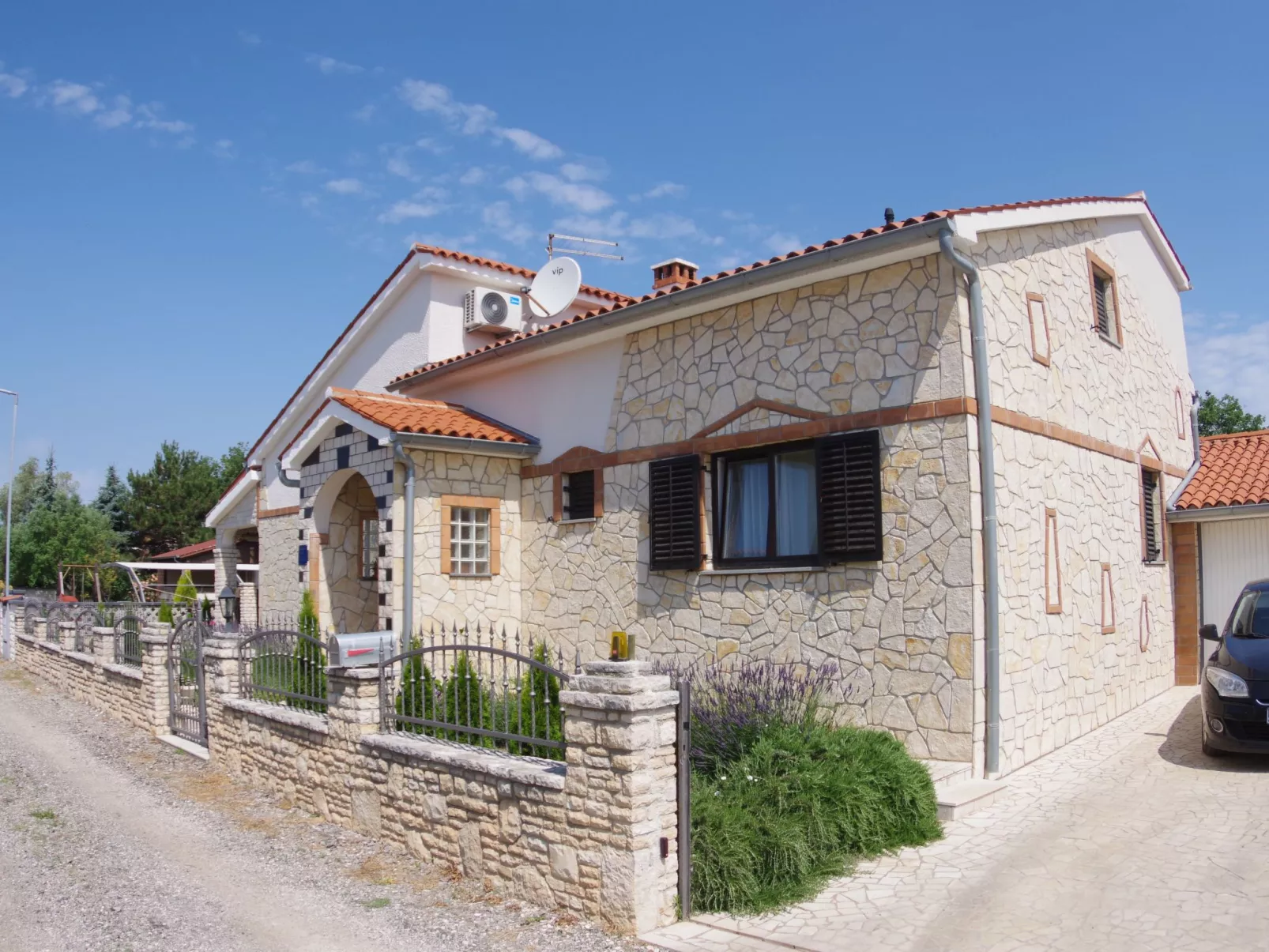 Geräumiges Ferienhaus mit 4 Schlafzimmern und privatem Pool-Draußen