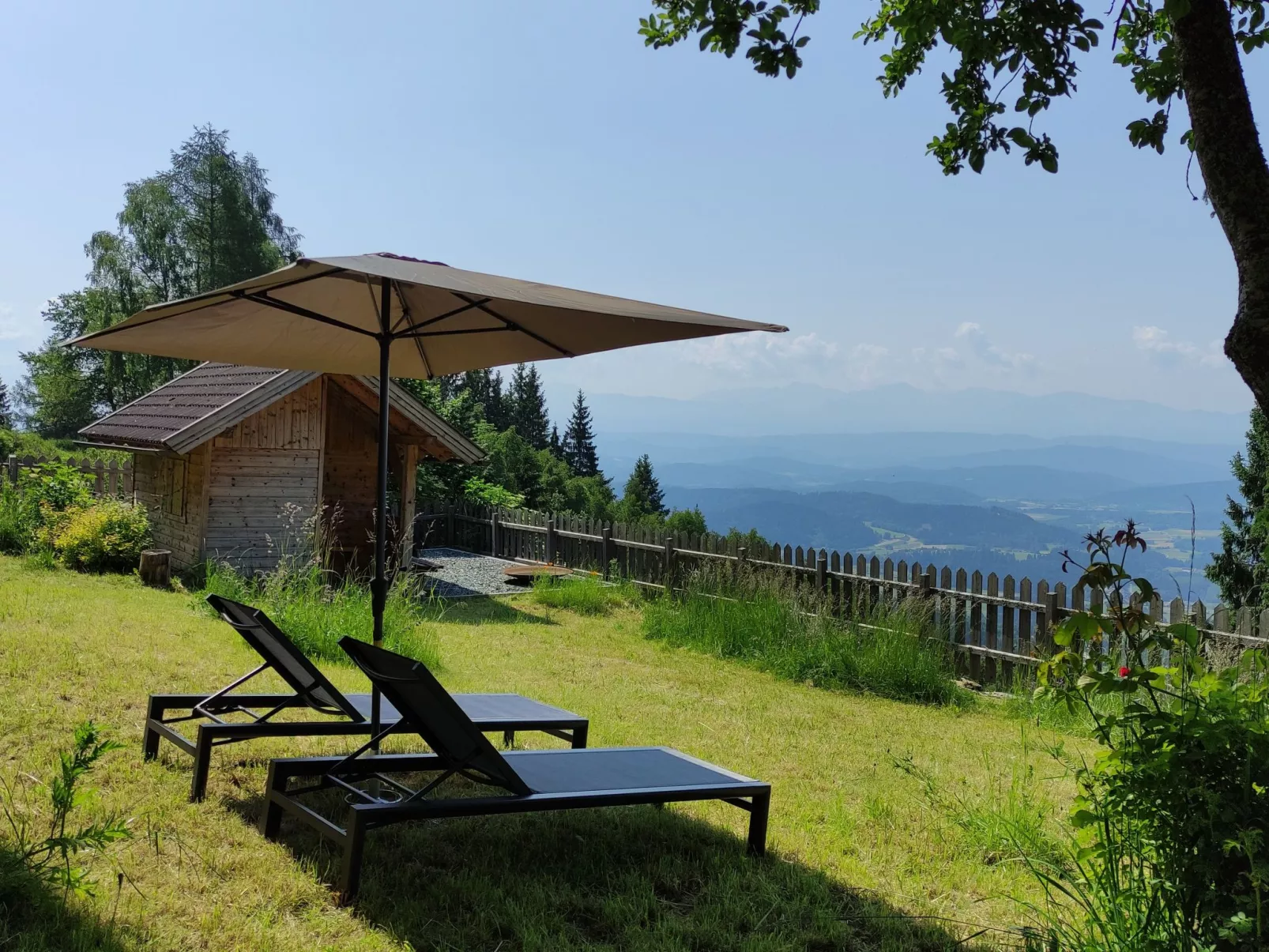 Sonniges Berghaus, ruhige Lage, phantastischer Weitblick-Outside