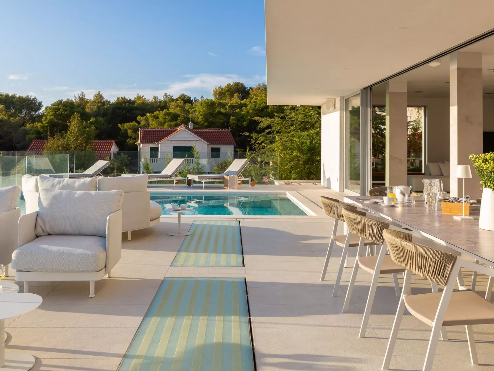 Villa mit Infinity-Pool-Drinnen