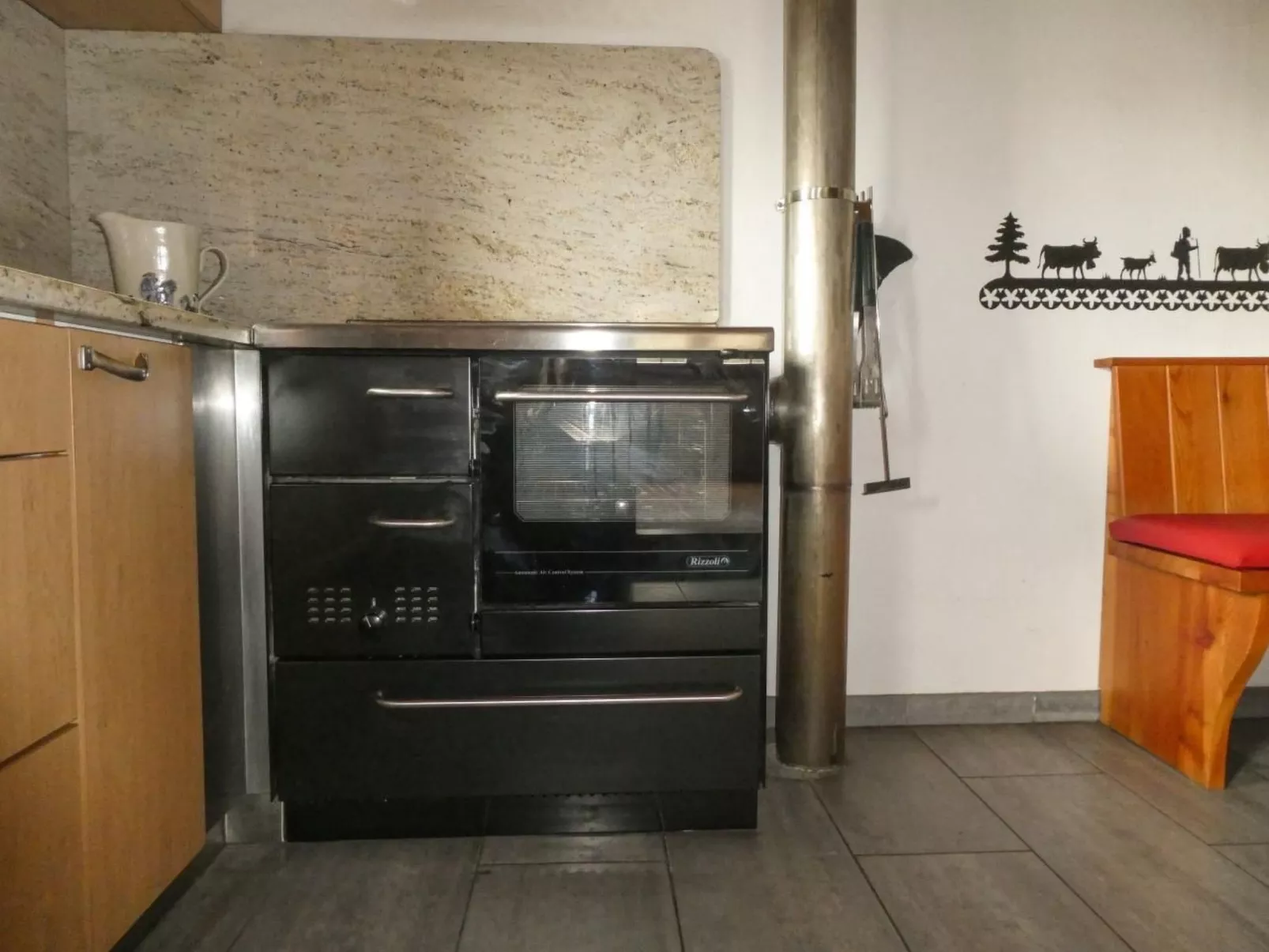 Alphütte Murmolta auf der Sonnenterrasse im Wallis-Drinnen