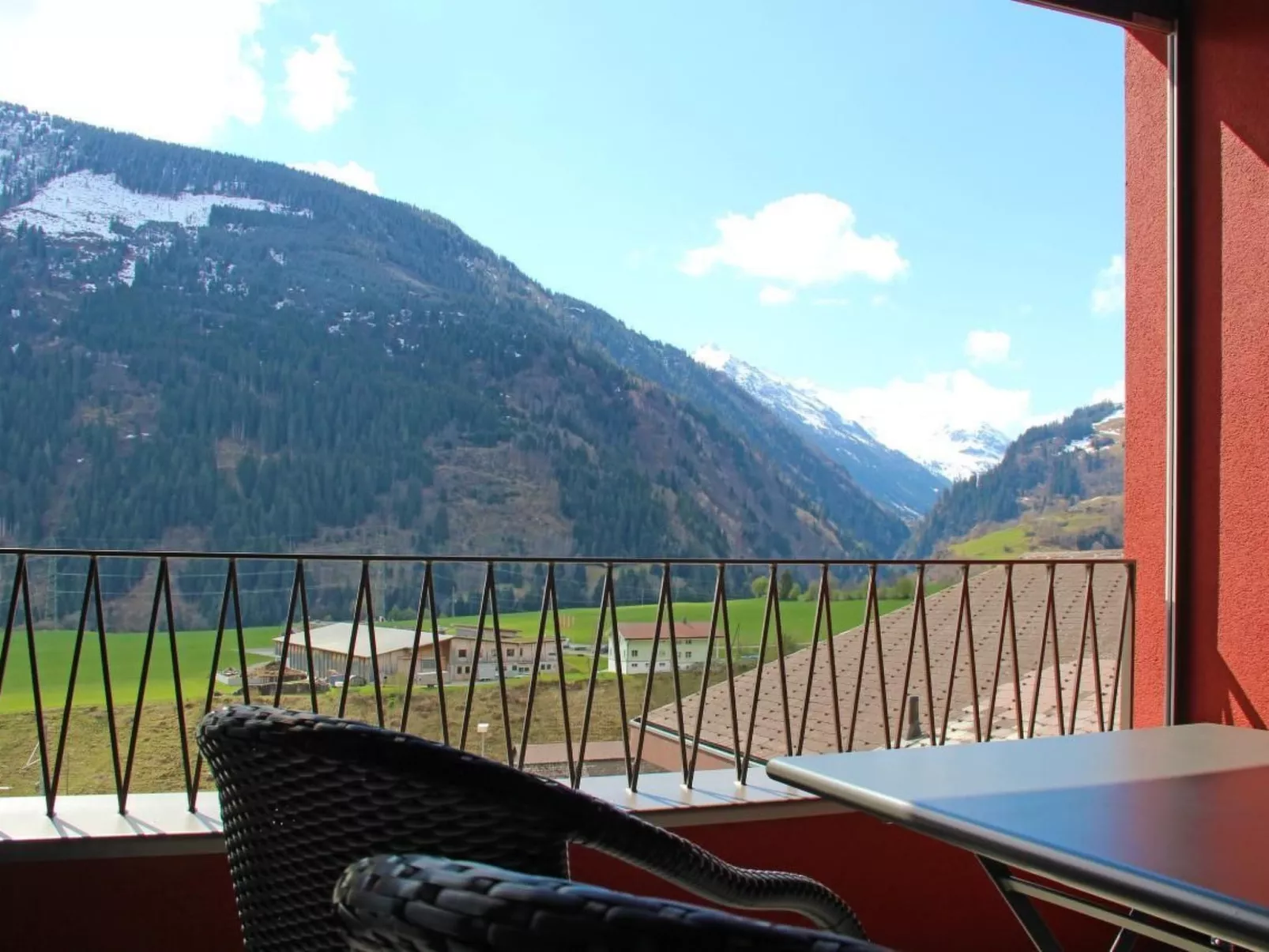 Moderne, komfortable Dachwohnung mit Bergsicht-Draußen