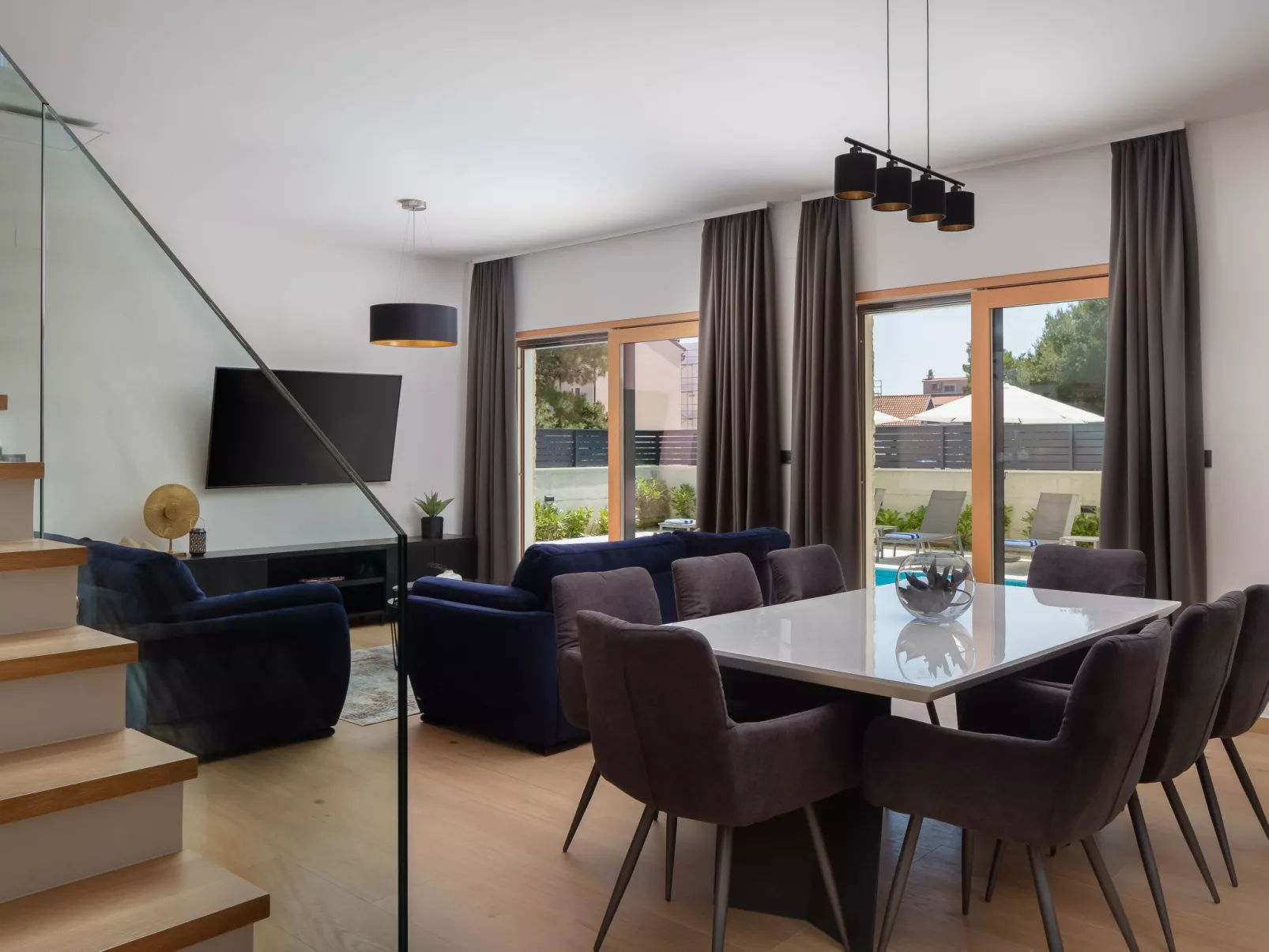 Für 10 Personen in Sria-Inside