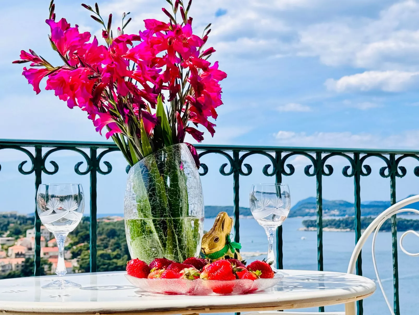 Villa mit Blick auf das Wasser-Draußen