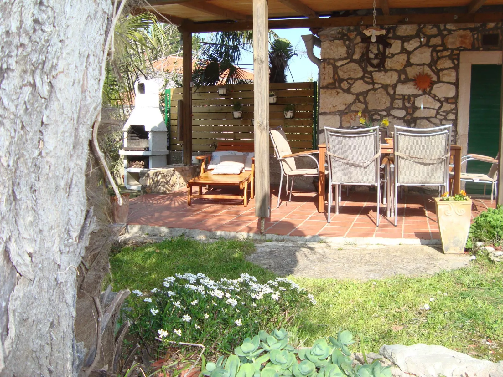 Typisch istrisches Steinhaus mit Grill und Garten-Outside