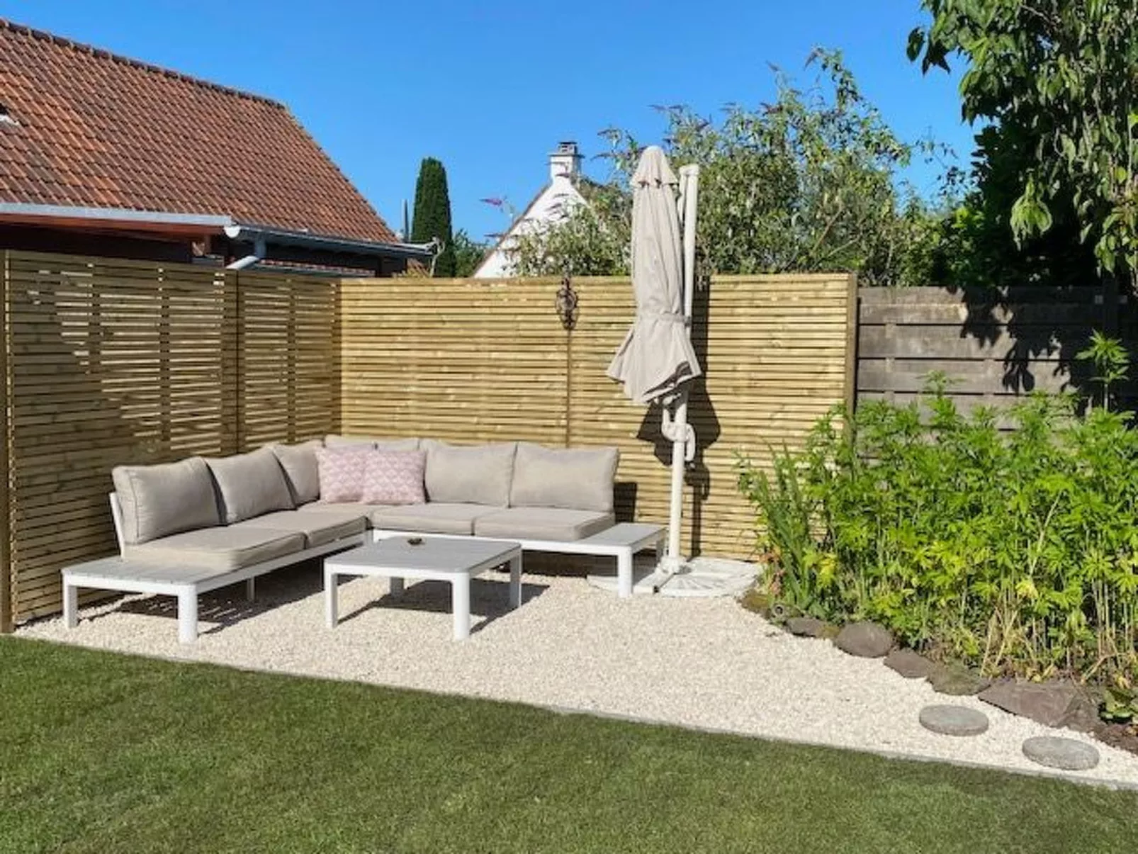 Zonnewind in der Nähe von Dünen und Wald-Dedans