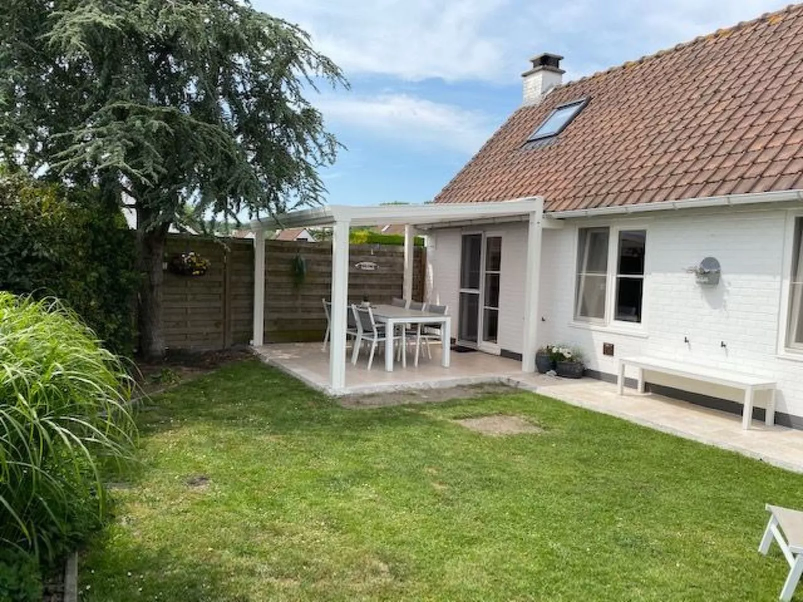 Zonneweelde bei Dünen und Wald-Outside