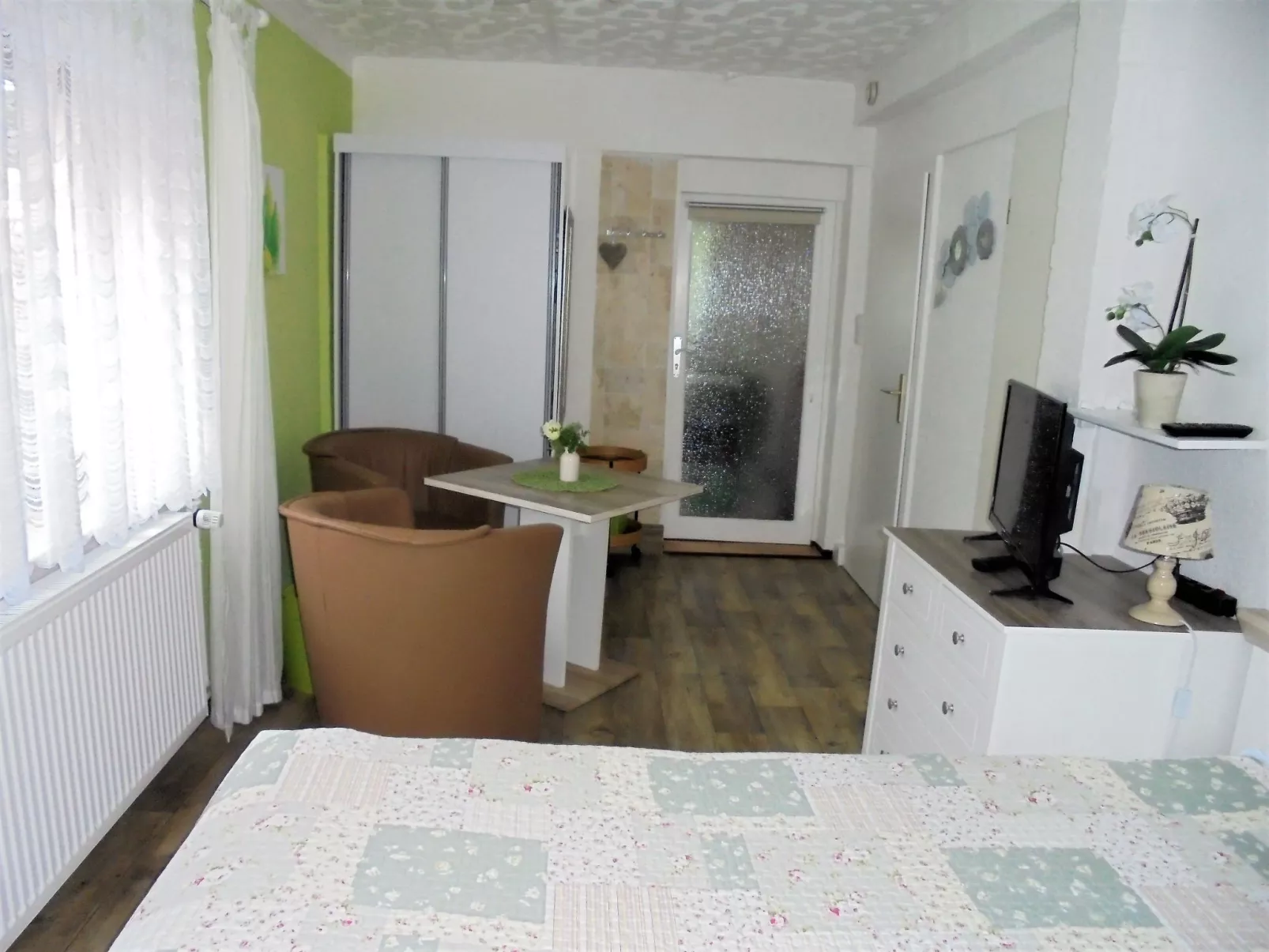 Kleine Ferienwohnung mit Garten und Terrasse-Inside