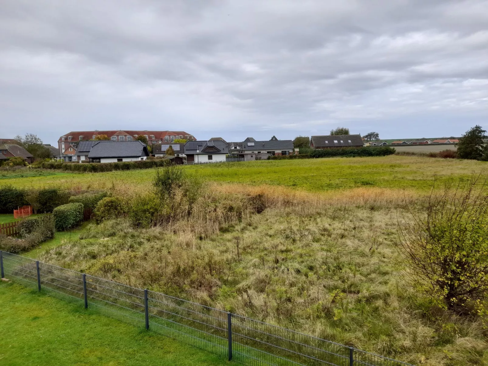 Moderne Ferienwohnung mit Balkon in Strandnähe-Draußen
