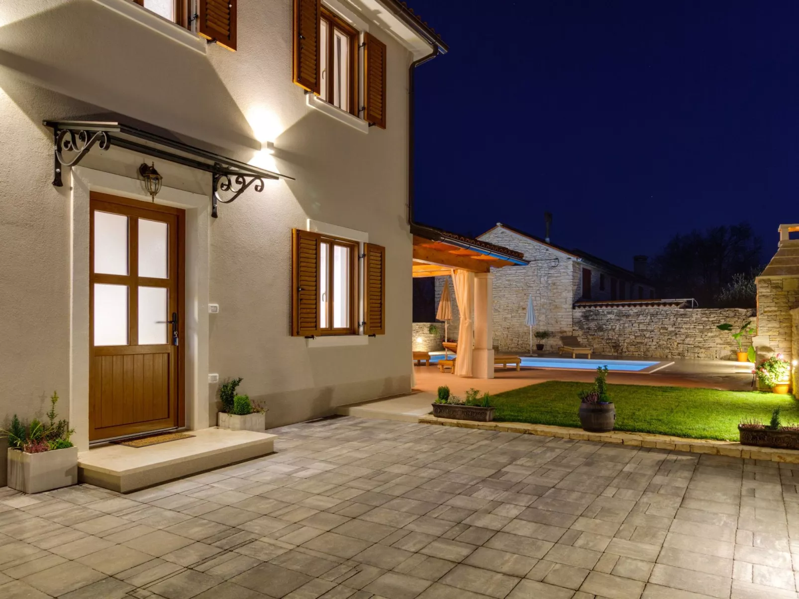 "Villa Nima" mit privatem Pool-Dehors