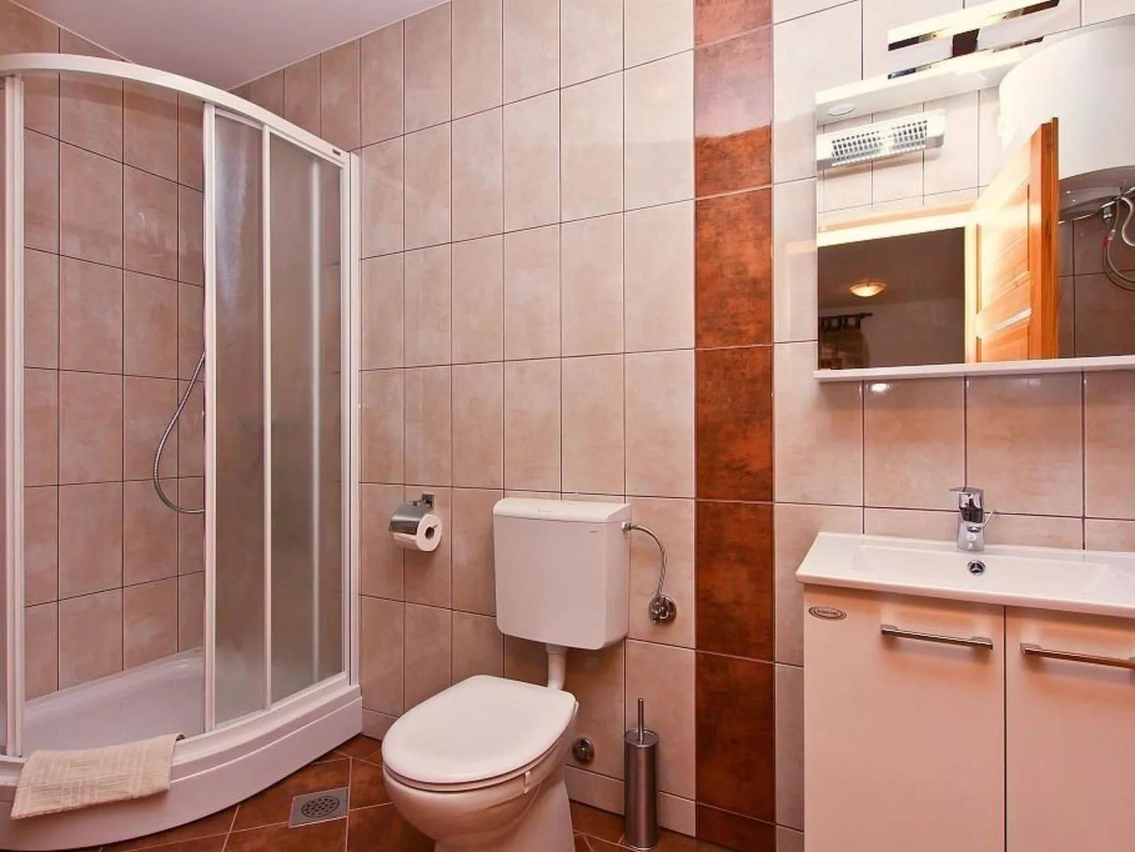 Gemütliches Ferienhaus in Peresiji mit Grill und Terrasse-Dedans